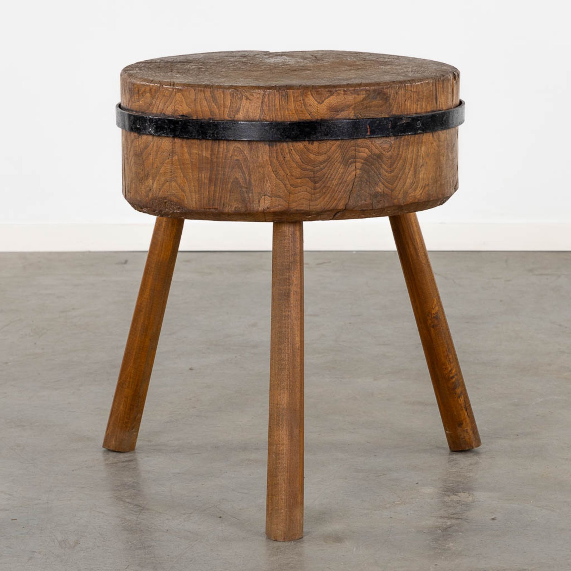 A small and antique 'Butcher's block', standing on three legs. (H:68 x D:56 cm)
