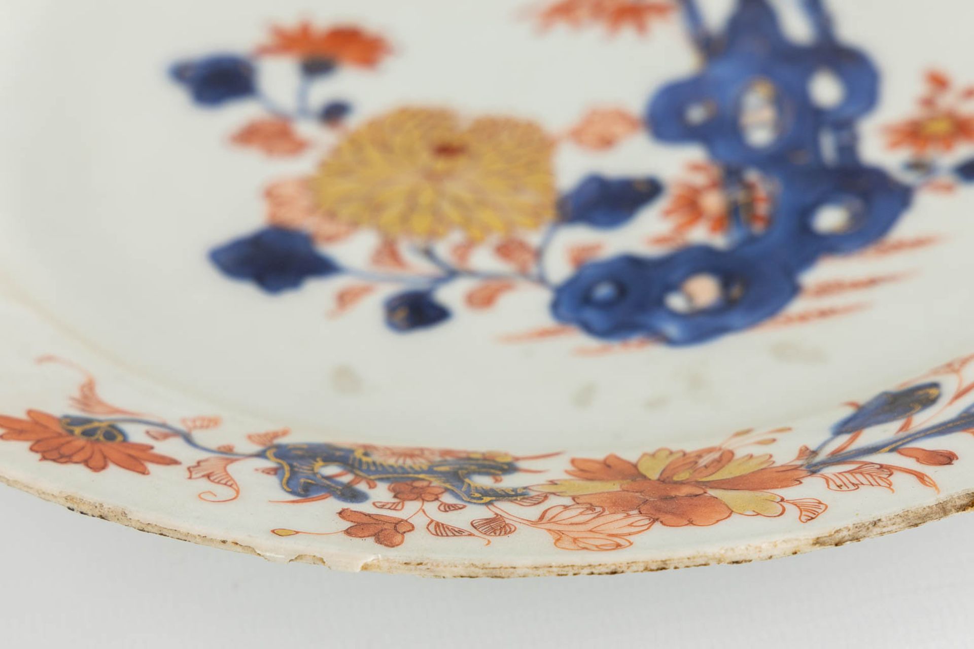 7 Chinese and Japanese blue-white, Famille Rose, Imari plates. 18th/19th/20th C. (D:23 cm) - Image 6 of 16