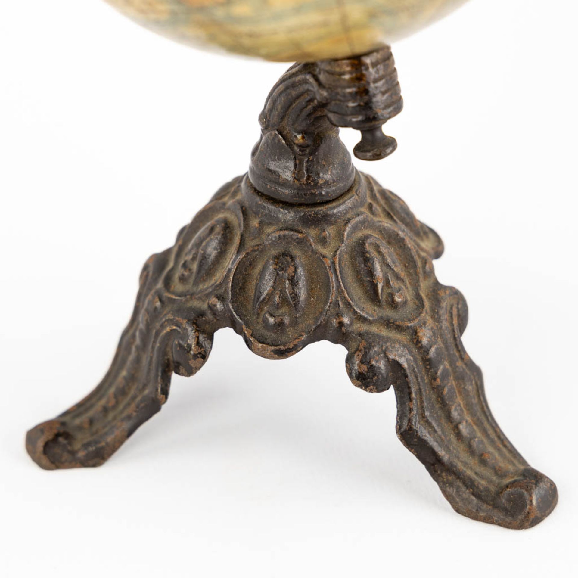 J. Lebegue & Cie, an antique globe on a cast-iron base. Circa 1900. (H:19 x D:10 cm) - Bild 12 aus 13
