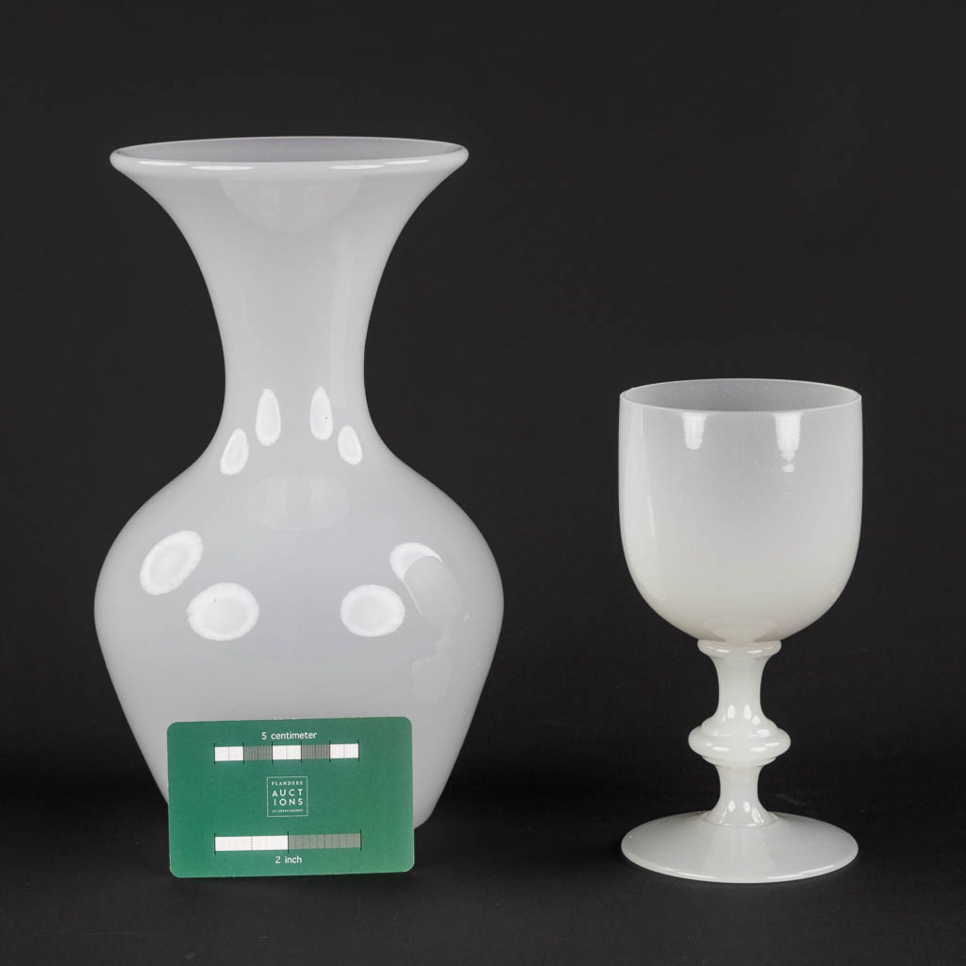A vase and a chalice, white opaline glass. (H:25 x D:14 cm) - Image 2 of 8