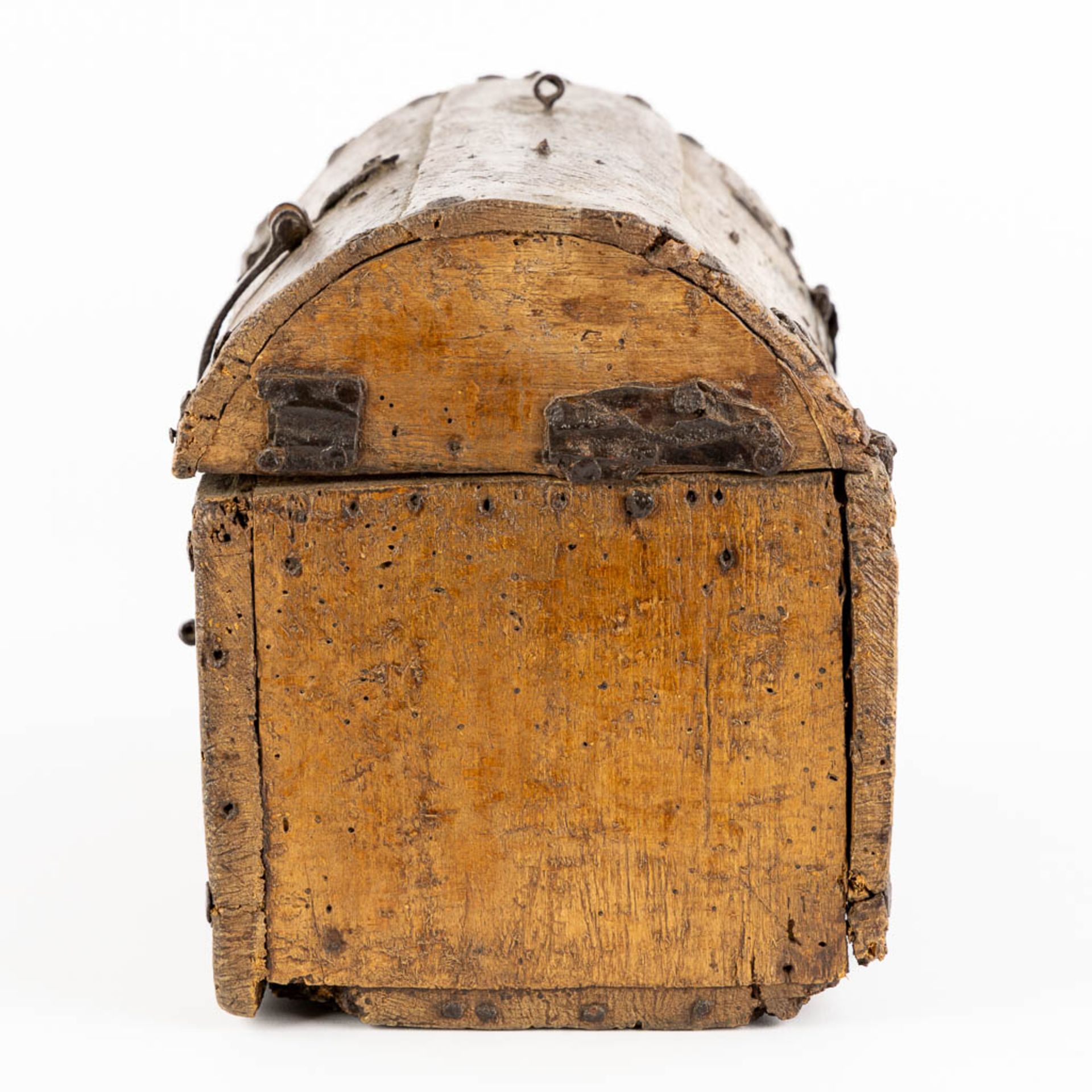 An antique money box or storage chest, wood and wrought iron, 16th/17th C. (L:20 x W:36 x H:22 cm) - Image 4 of 14