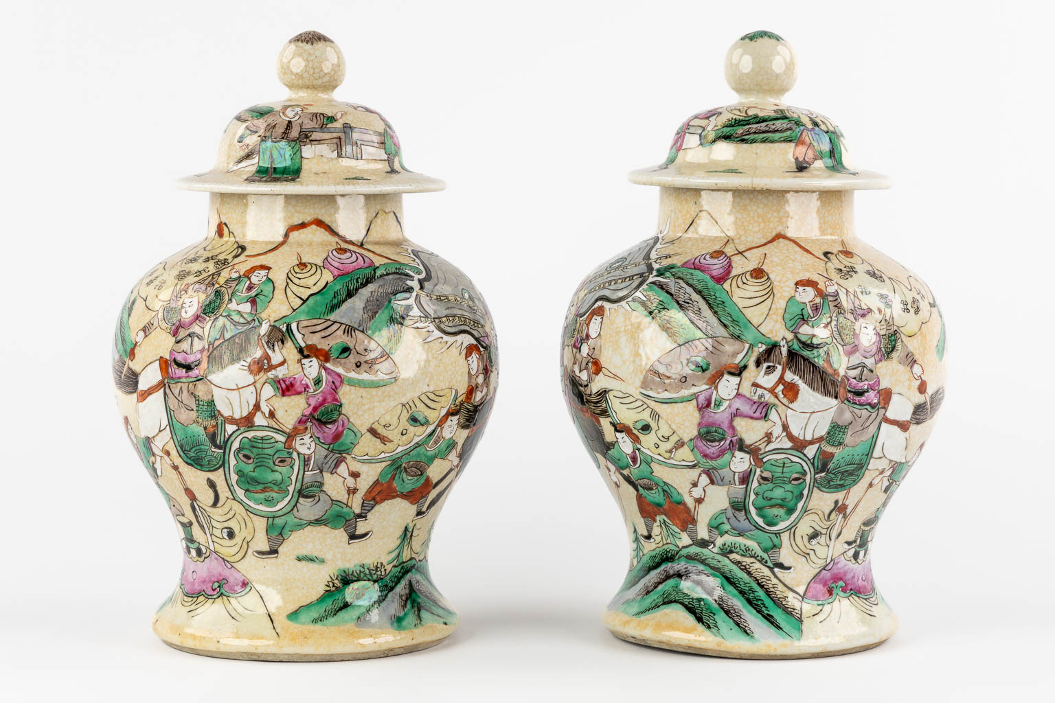 A pair of Chinese Nanking Baluster vases with covers, decorated with warrior scnes. (H:32 x D:19 cm - Image 4 of 14