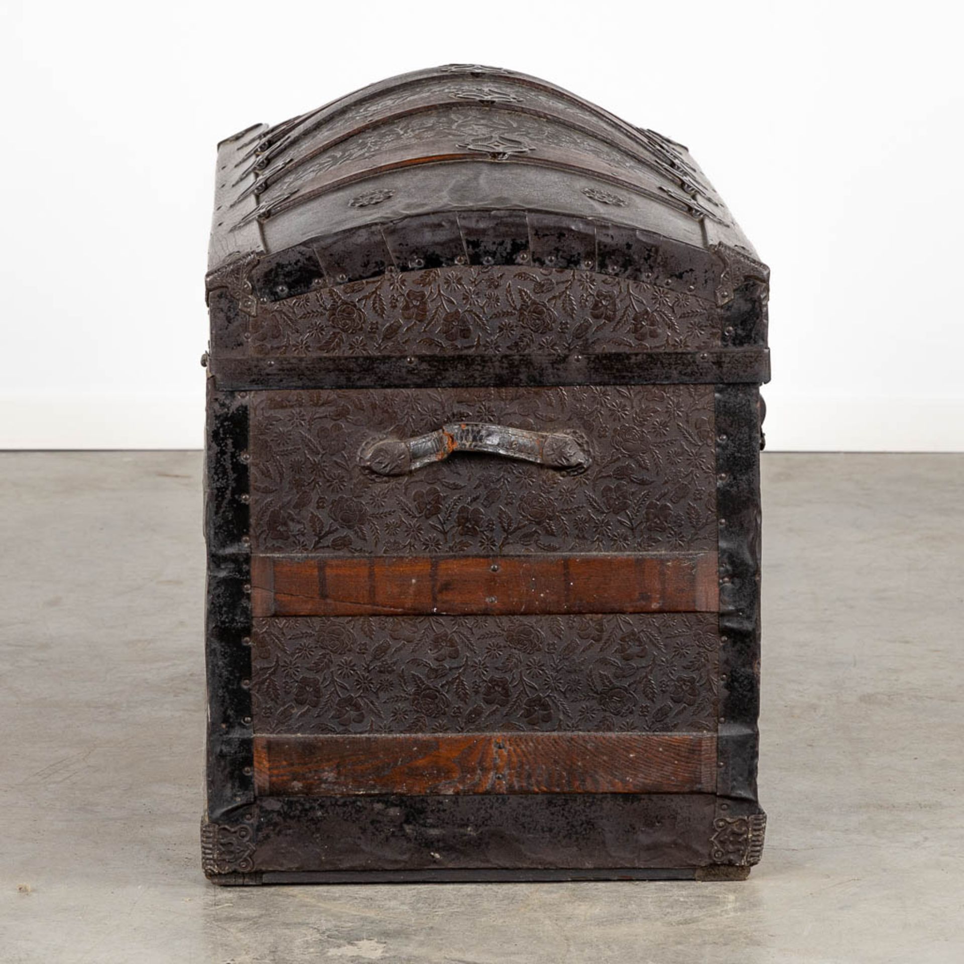 A large and antique chest decorated with leather and metal. (L:48 x W:95 x H:65 cm) - Bild 8 aus 13