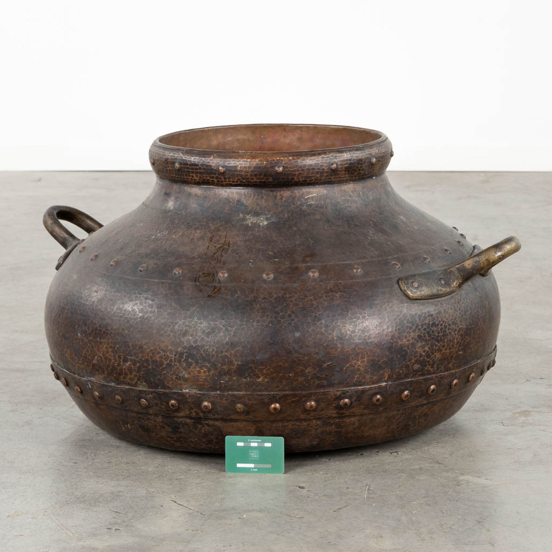 A large kettle, copper with brass rivets. (L:70 x W:80 x H:45 cm) - Bild 2 aus 11