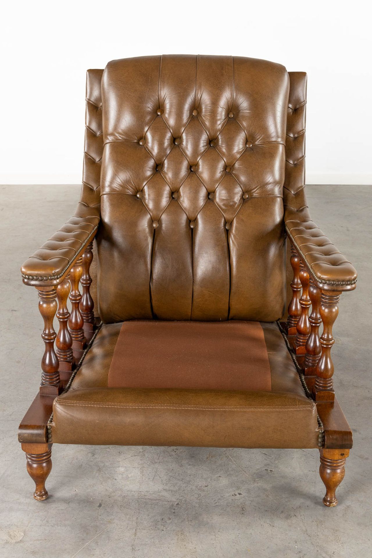 A pair of relax chairs, leather and wood in Chesterfield style. (L:83 x W:74 x H:95 cm) - Bild 8 aus 11