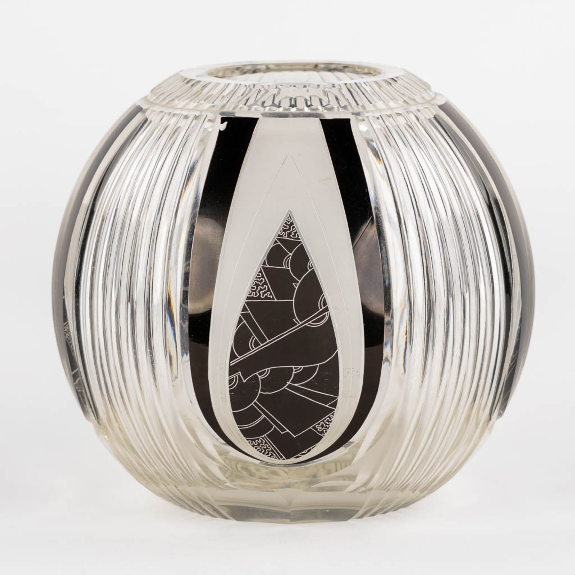 A round vase, glass in art deco style. (H:18 x D:18 cm) - Image 5 of 10