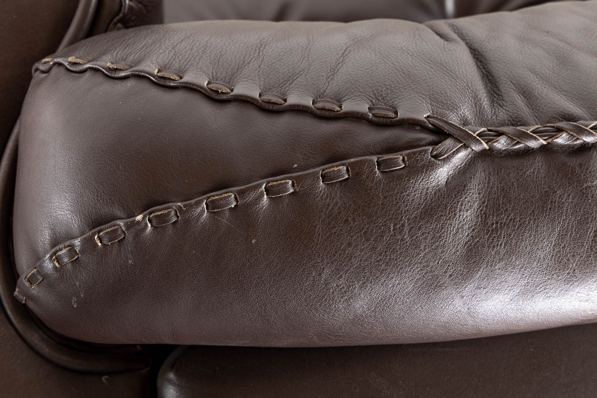De Sede DS101, a pair of brown leather sofa's. (L:93 x W:108 x H:67 cm) - Bild 8 aus 9