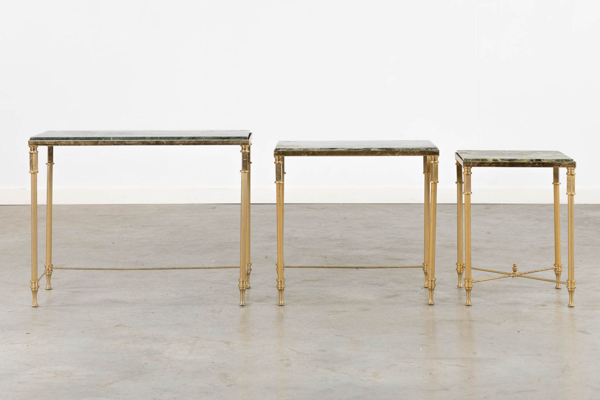 A set of 3 nesting tables, brass with green marble. (L:31 x W:61 x H:46 cm) - Bild 3 aus 8