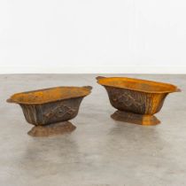 A pair of garden vases, cast-iron. (L:32 x W:64 x H:27 cm)