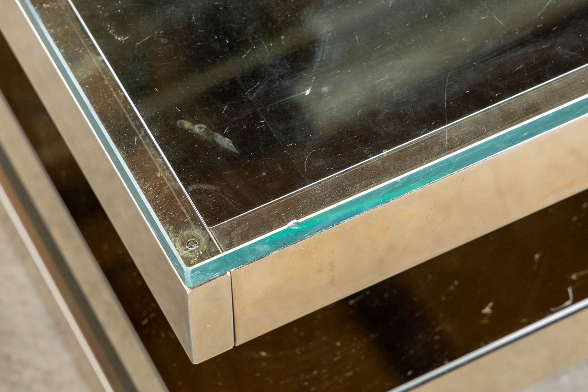 Belgo Chrome, a G-shape coffee table, gilt metal and glass. (L:120 x W:75 x H:38 cm) - Bild 8 aus 9