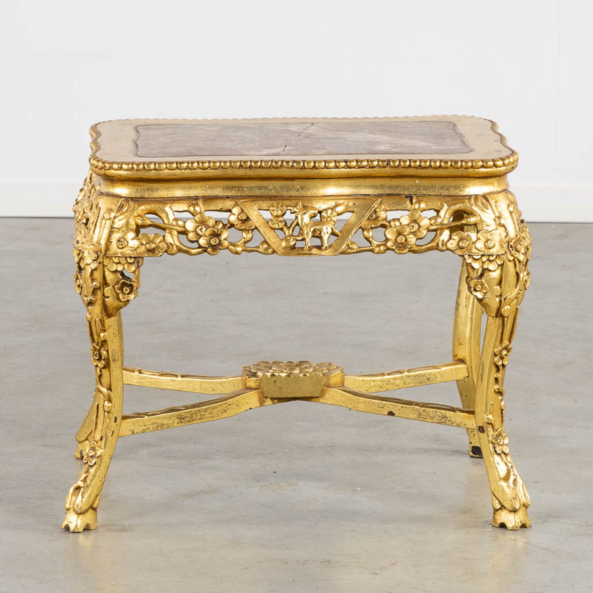 An oriental style side table, gilt wood with a marble top. (L:46 x W:52 x H:48 cm) - Bild 5 aus 12