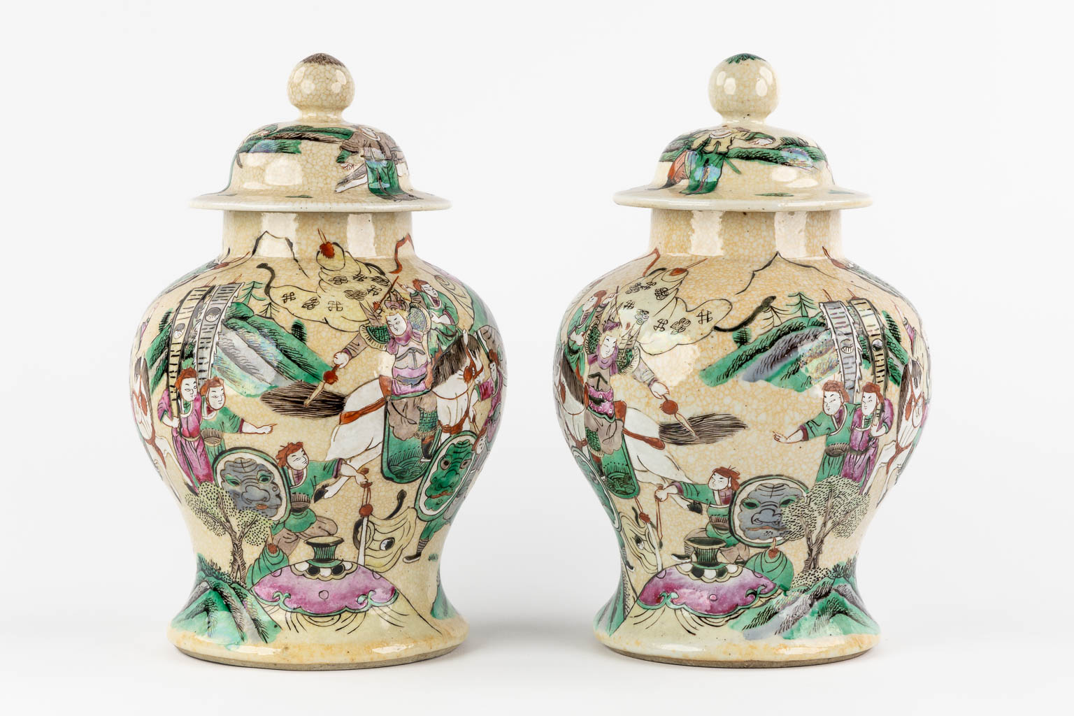 A pair of Chinese Nanking Baluster vases with covers, decorated with warrior scnes. (H:32 x D:19 cm - Image 5 of 14