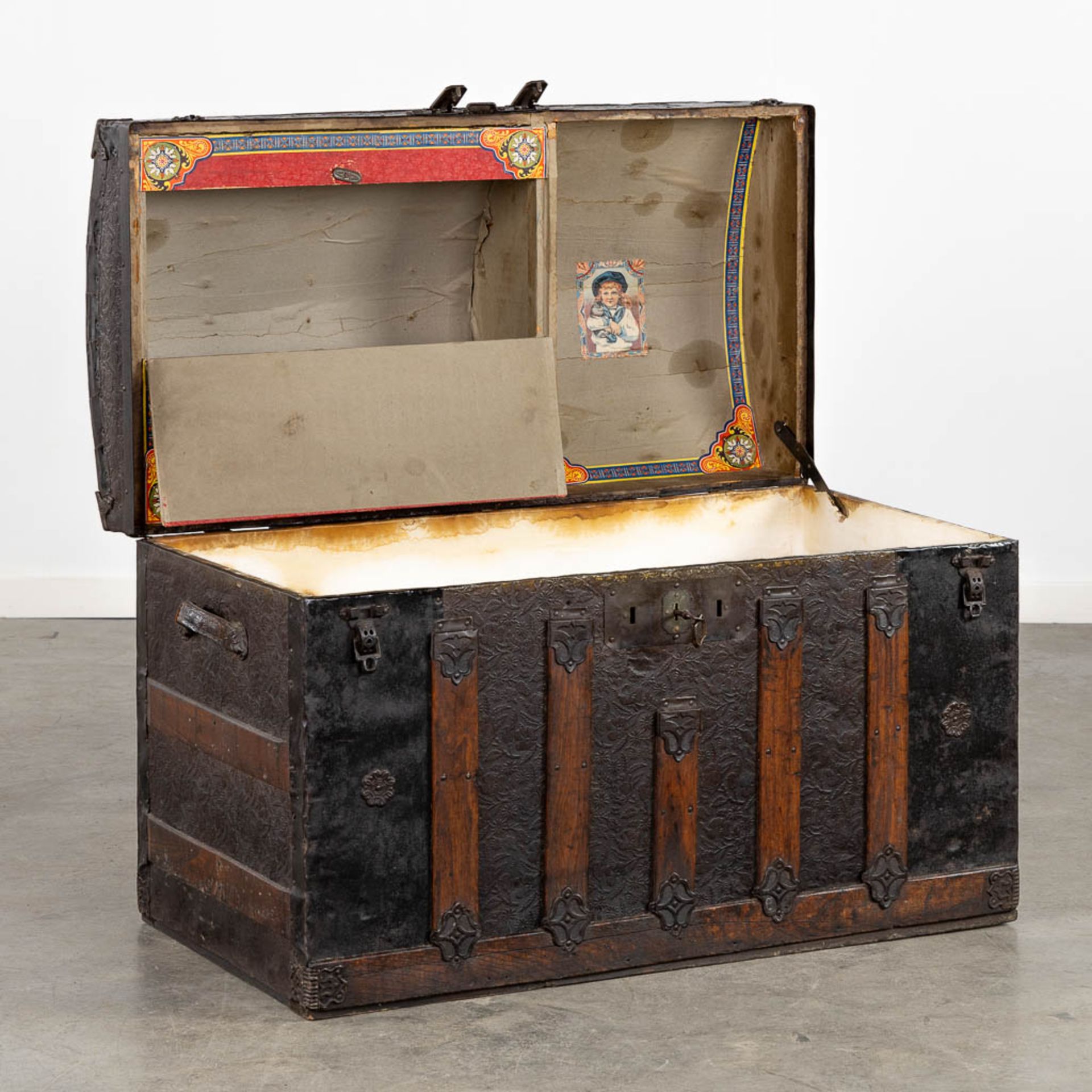 A large and antique chest decorated with leather and metal. (L:48 x W:95 x H:65 cm) - Bild 4 aus 13