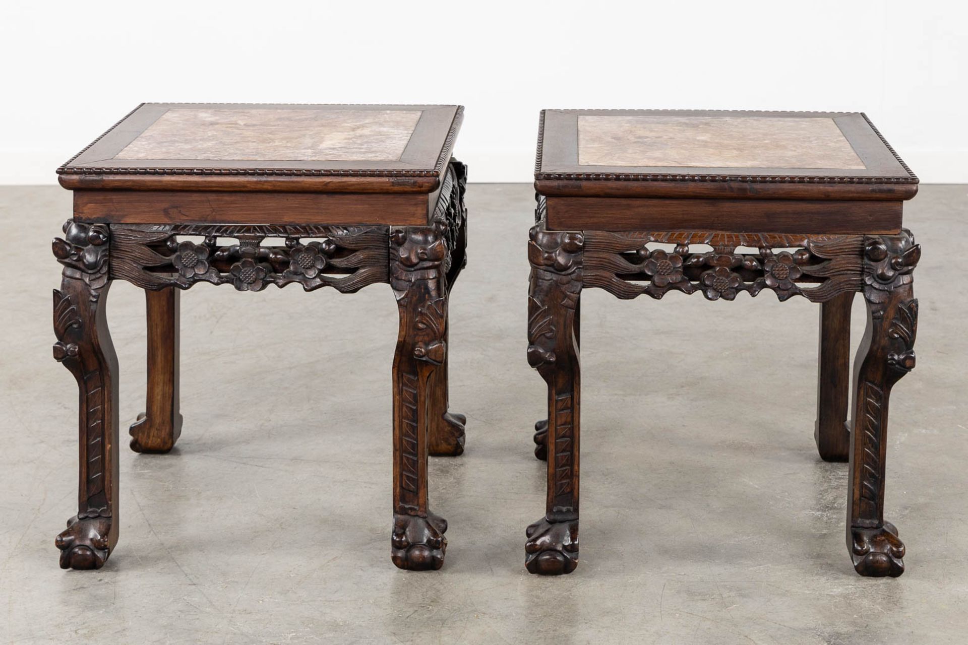 A pair of square Chinese side tables, hardwood with a marble top. (L:44 x W:44 x H:46 cm) - Bild 3 aus 11