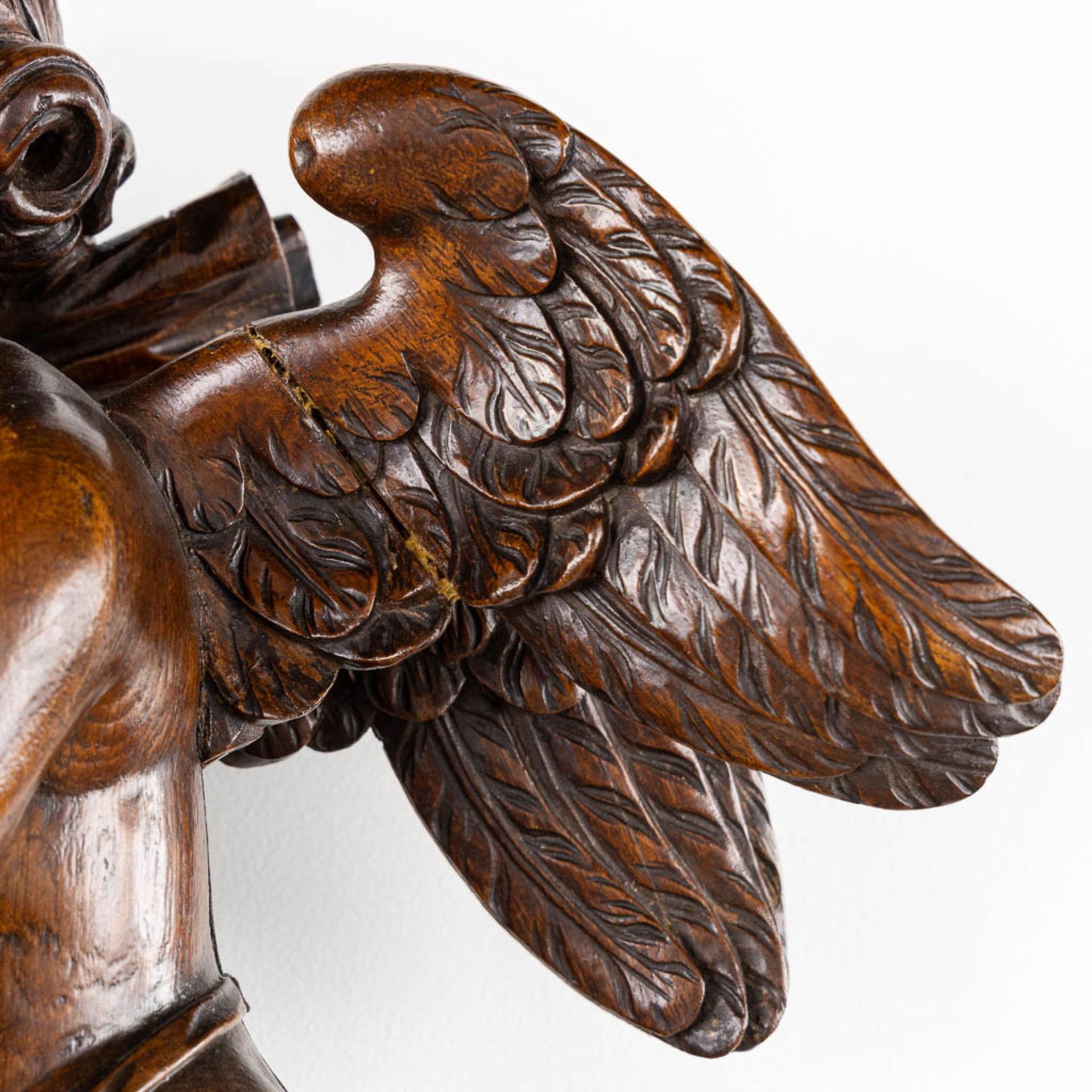 An exceptional pair of wood-sculptured angles, oak, 18th C. (W:45 x H:93 cm) - Bild 8 aus 16