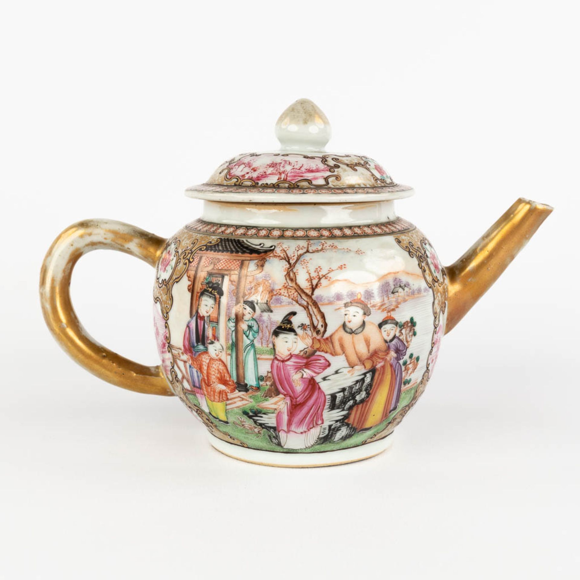 An antique Chinese Famille Rose teapot with a Family Scne, Qinalong, 18th C. (L:11 x W:20 x H:12,5 - Image 3 of 12