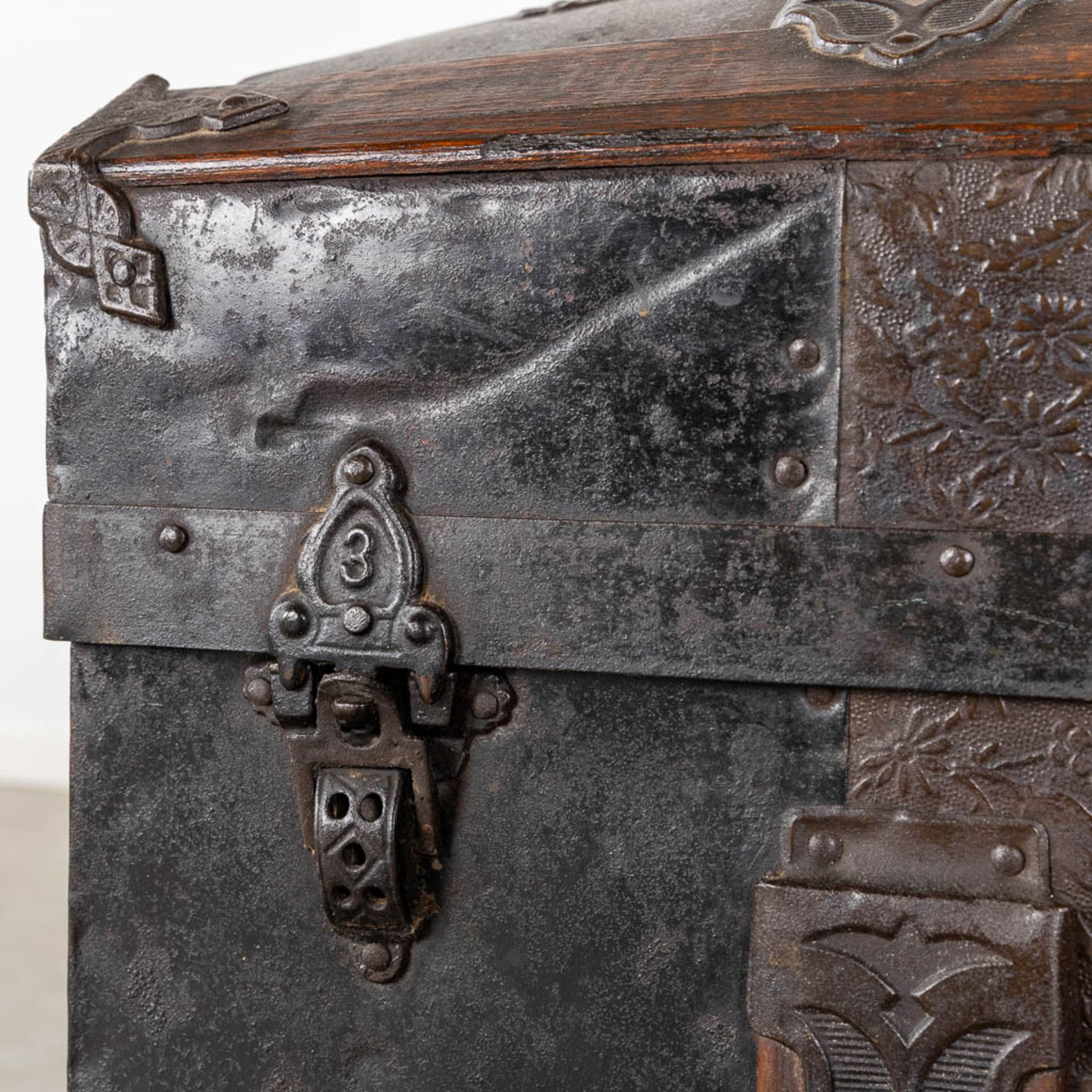 A large and antique chest decorated with leather and metal. (L:48 x W:95 x H:65 cm) - Bild 12 aus 13