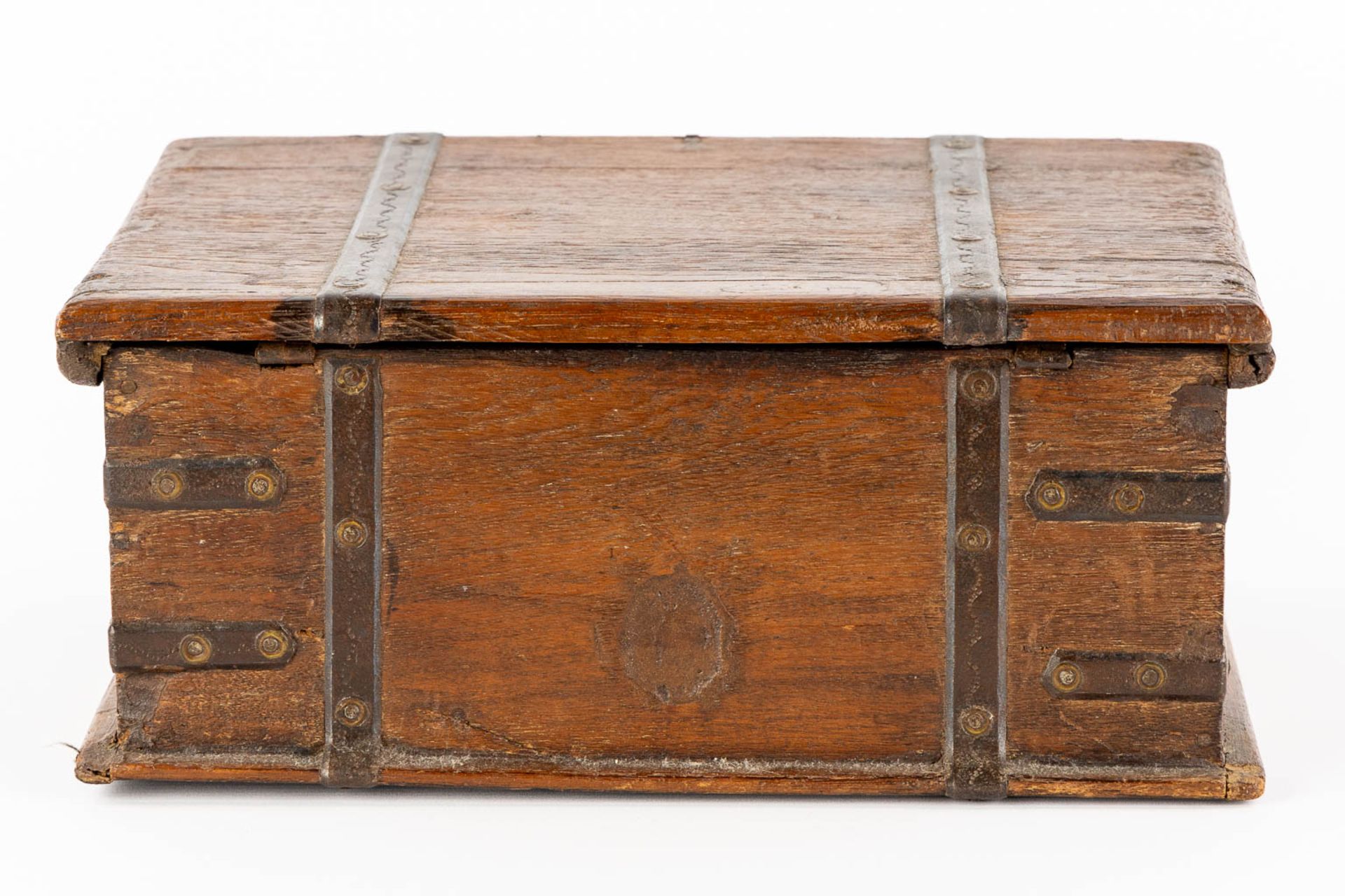 An antique money box or storage chest, oak and wrought iron, 19th C. (L:23 x W:31 x H:13 cm) - Image 5 of 13
