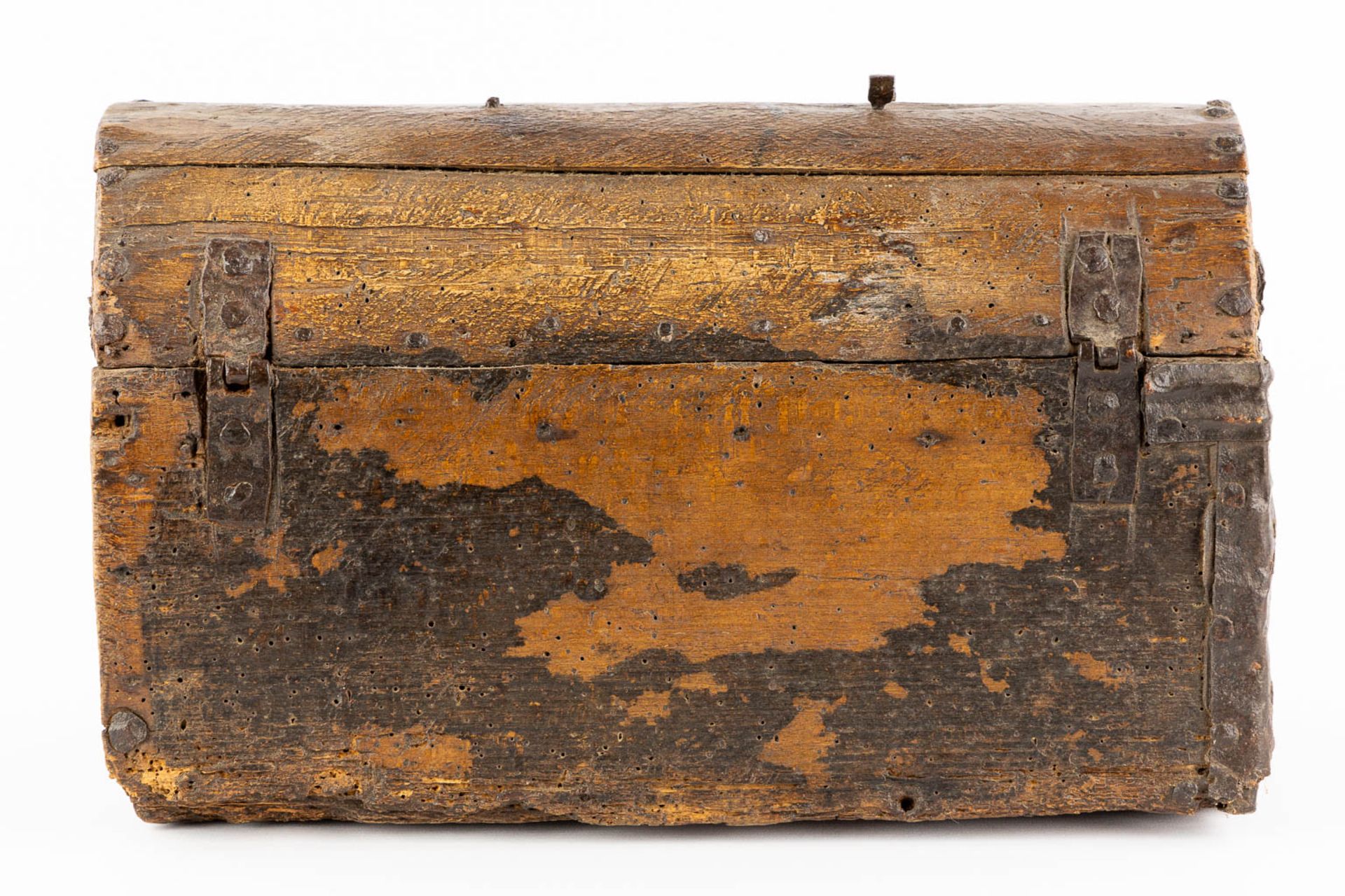 An antique money box or storage chest, wood and wrought iron, 16th/17th C. (L:20 x W:36 x H:22 cm) - Image 5 of 14