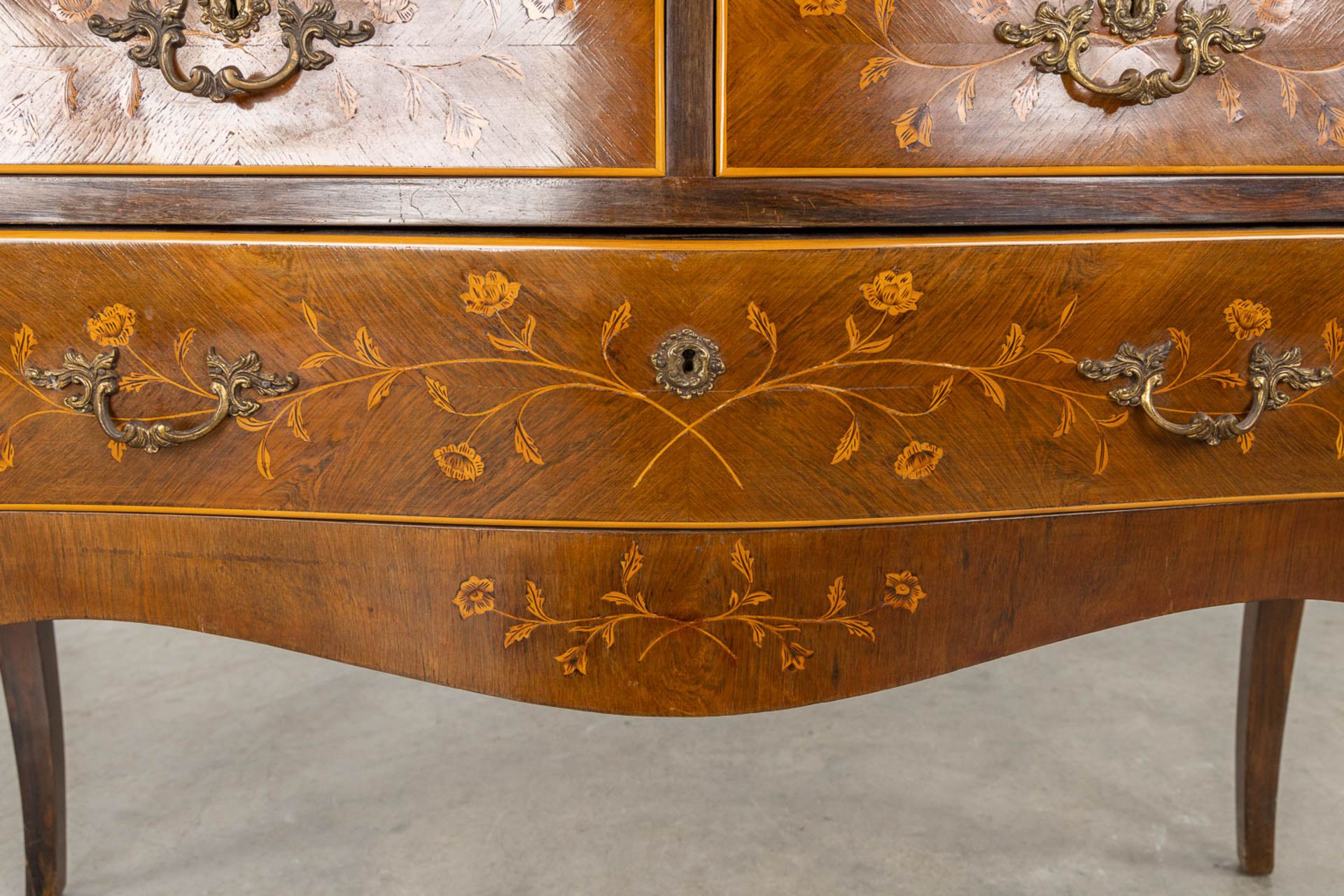 A secretaire, marquetry inlay mounted with bronze in Louis XV style. Circa 1970. (L:47 x W:101 x H:1 - Bild 15 aus 18