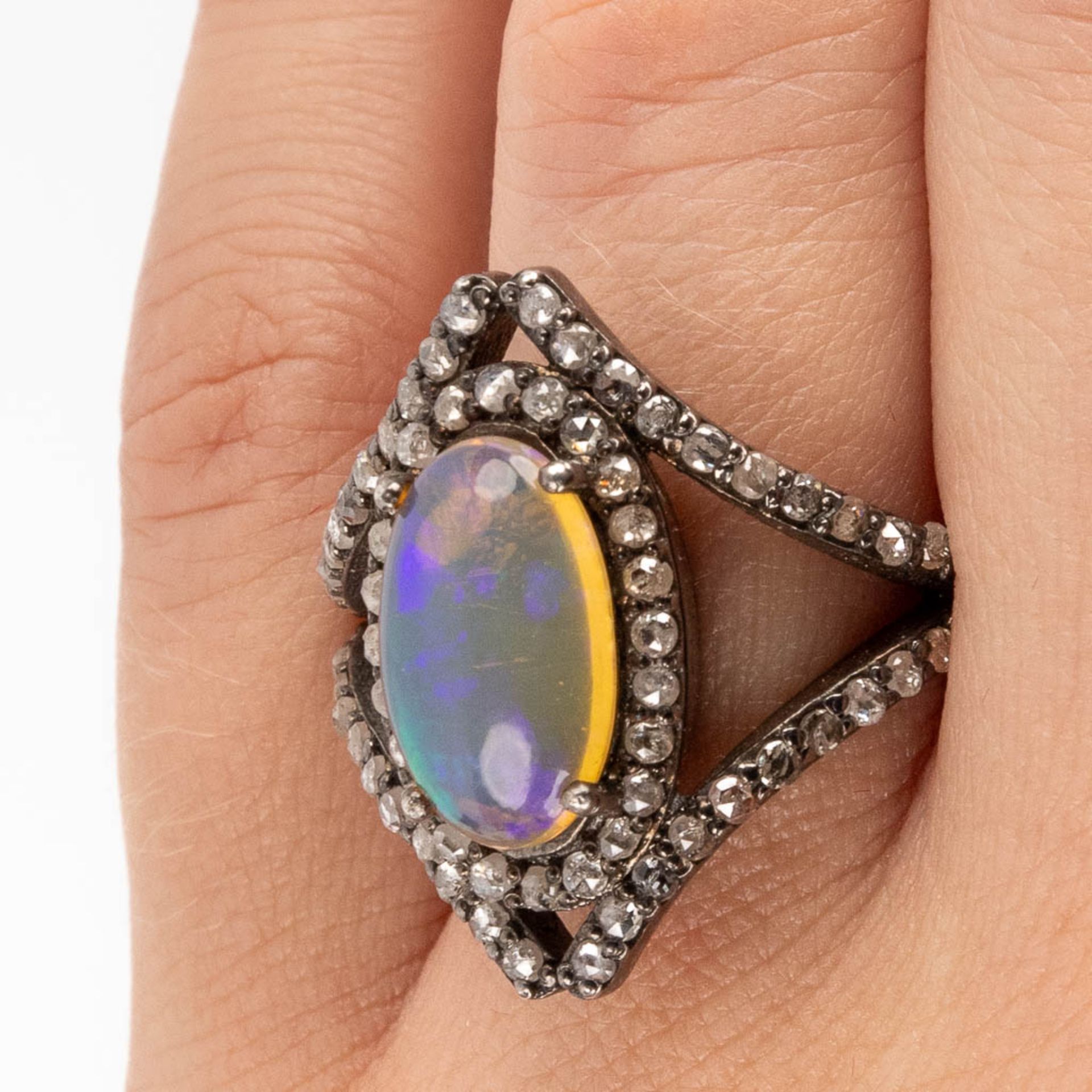 A ring with central opal stone and uncut diamonds, silver. 6,43g. Ring size 63. - Image 9 of 9