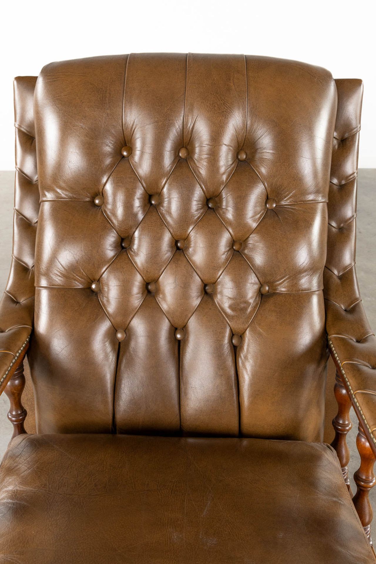 A pair of relax chairs, leather and wood in Chesterfield style. (L:83 x W:74 x H:95 cm) - Bild 9 aus 11