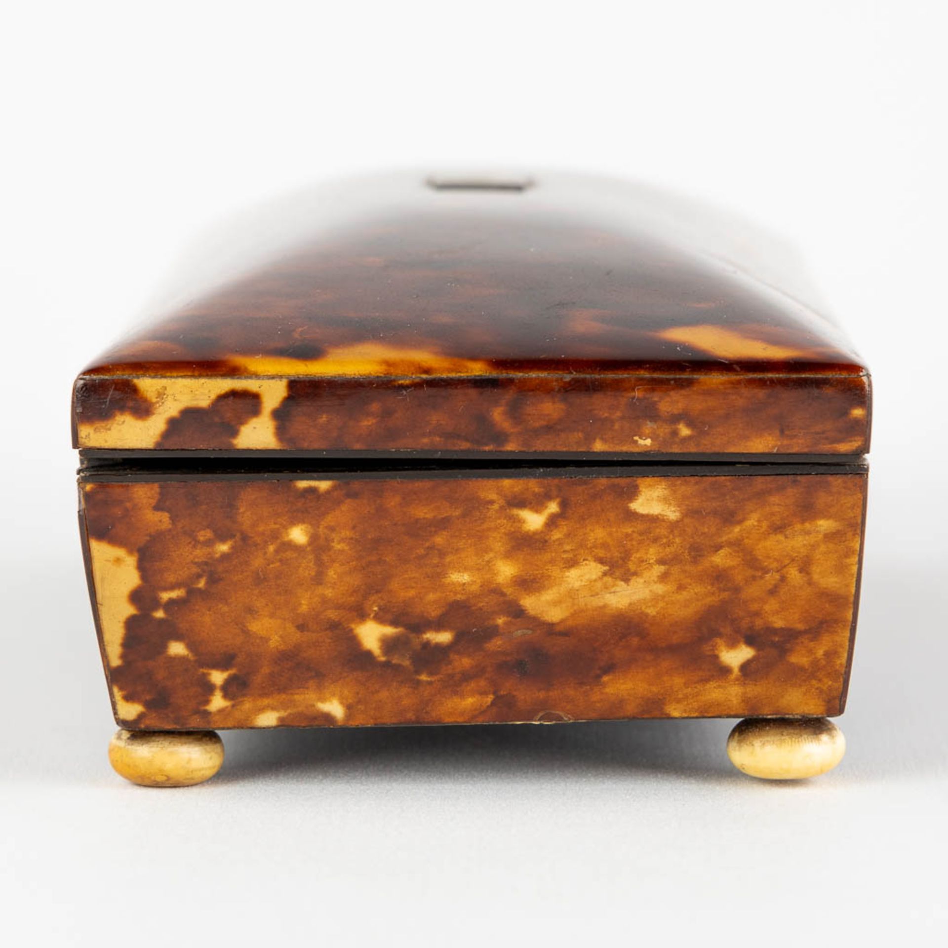 An antique trinklet box, tortoiseshell veneer. 19th C. (L:8 x W:18 x H:5 cm) - Image 4 of 10