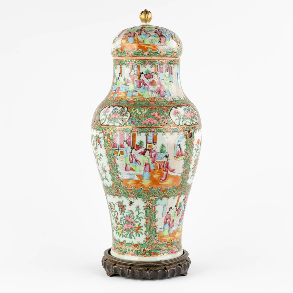 A Chinese Canton vase with a lid, interior scnes with figurines, fauna and flora. 19th/20th C. (H:4