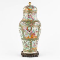 A Chinese Canton vase with a lid, interior scnes with figurines, fauna and flora. 19th/20th C. (H:4