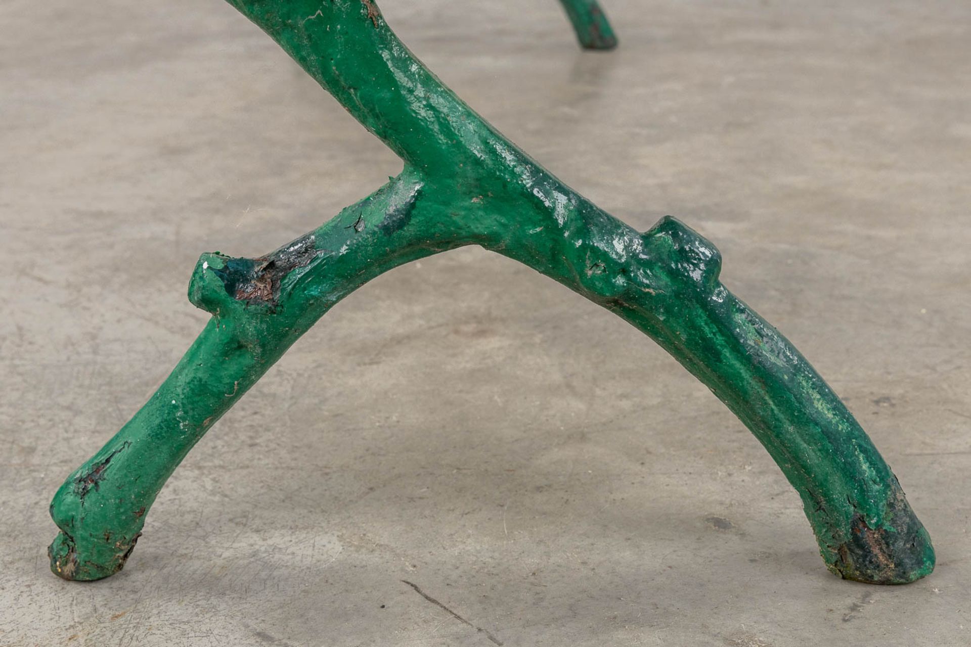 A white patinated garden bench on a cast-iron base. (L:51 x W:195 x H:83 cm) - Image 8 of 11