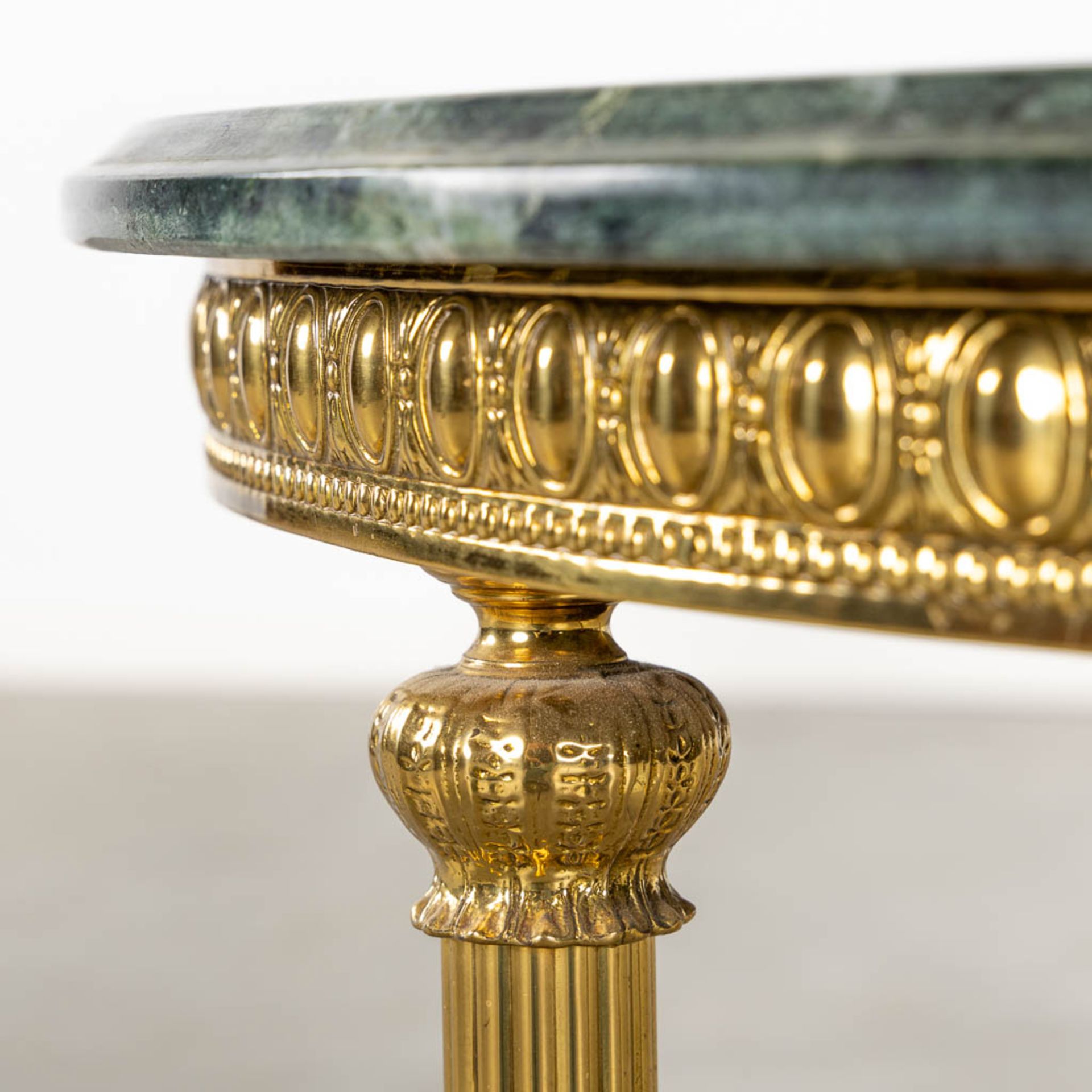 A brass coffee table with a green marble top. (H:46 x D:80 cm) - Bild 8 aus 12