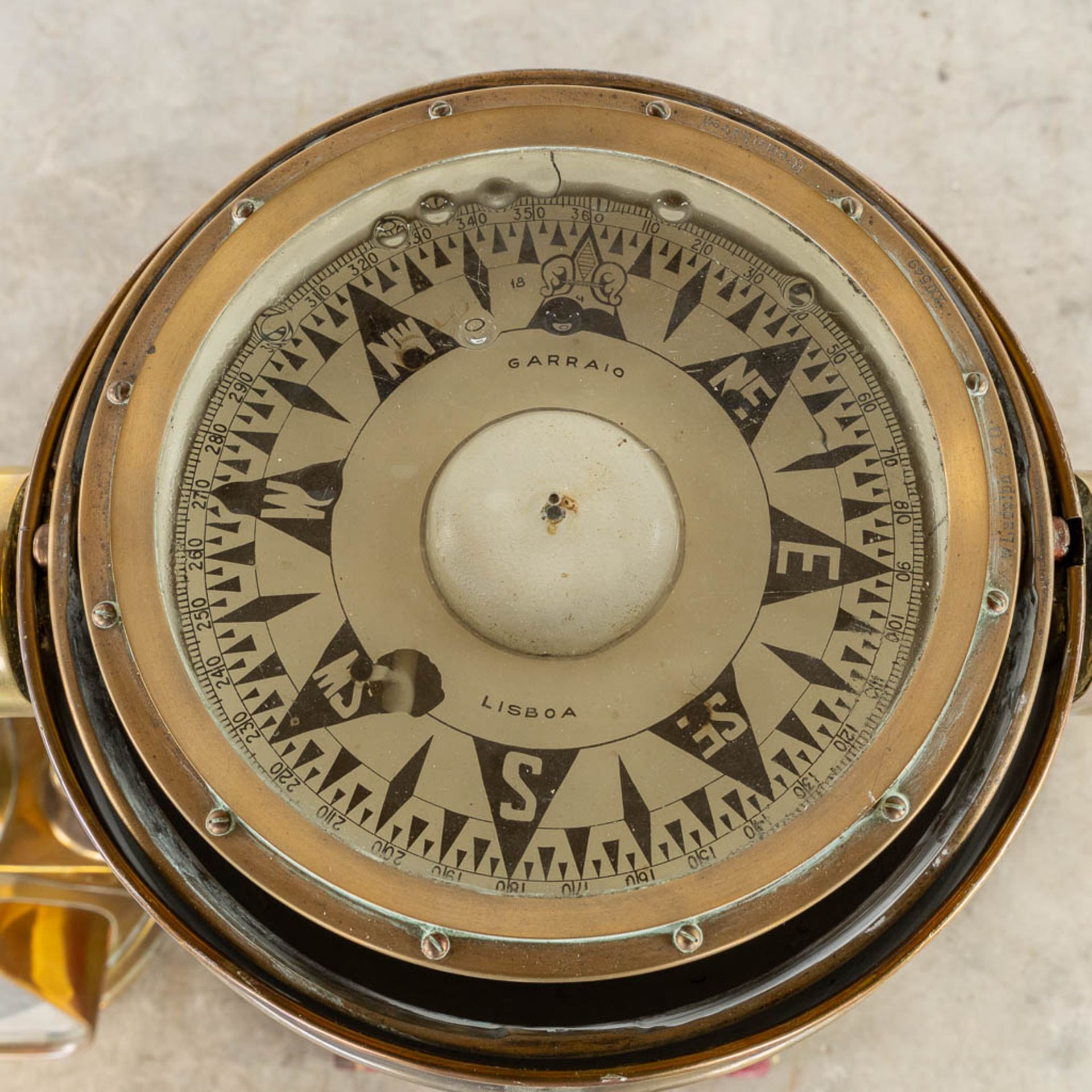 An antique ship's compass with the original compass housing. (L:33 x W:67 x H:120 cm) - Bild 9 aus 14