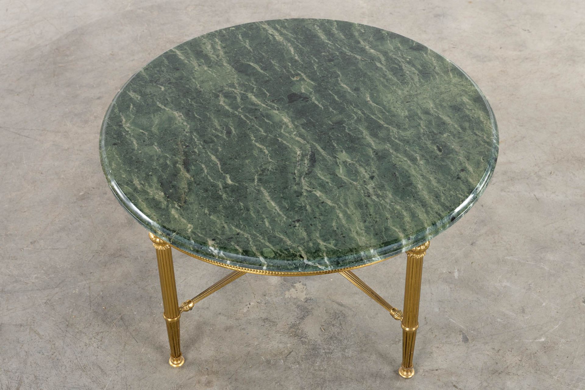 A brass coffee table with a green marble top. (H:46 x D:80 cm) - Bild 6 aus 12