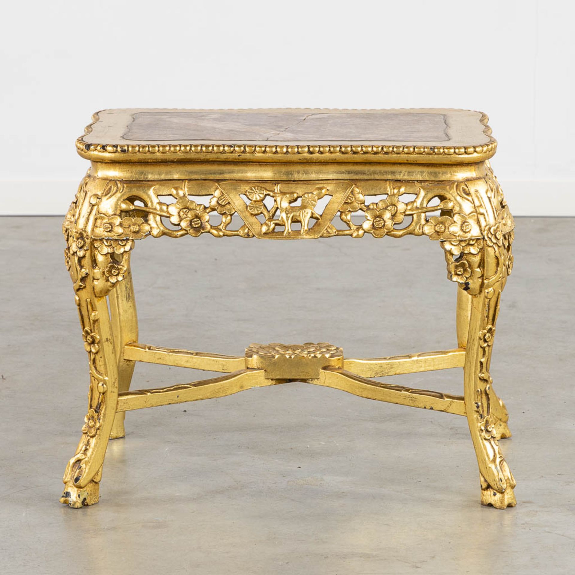 An oriental style side table, gilt wood with a marble top. (L:46 x W:52 x H:48 cm) - Bild 3 aus 12