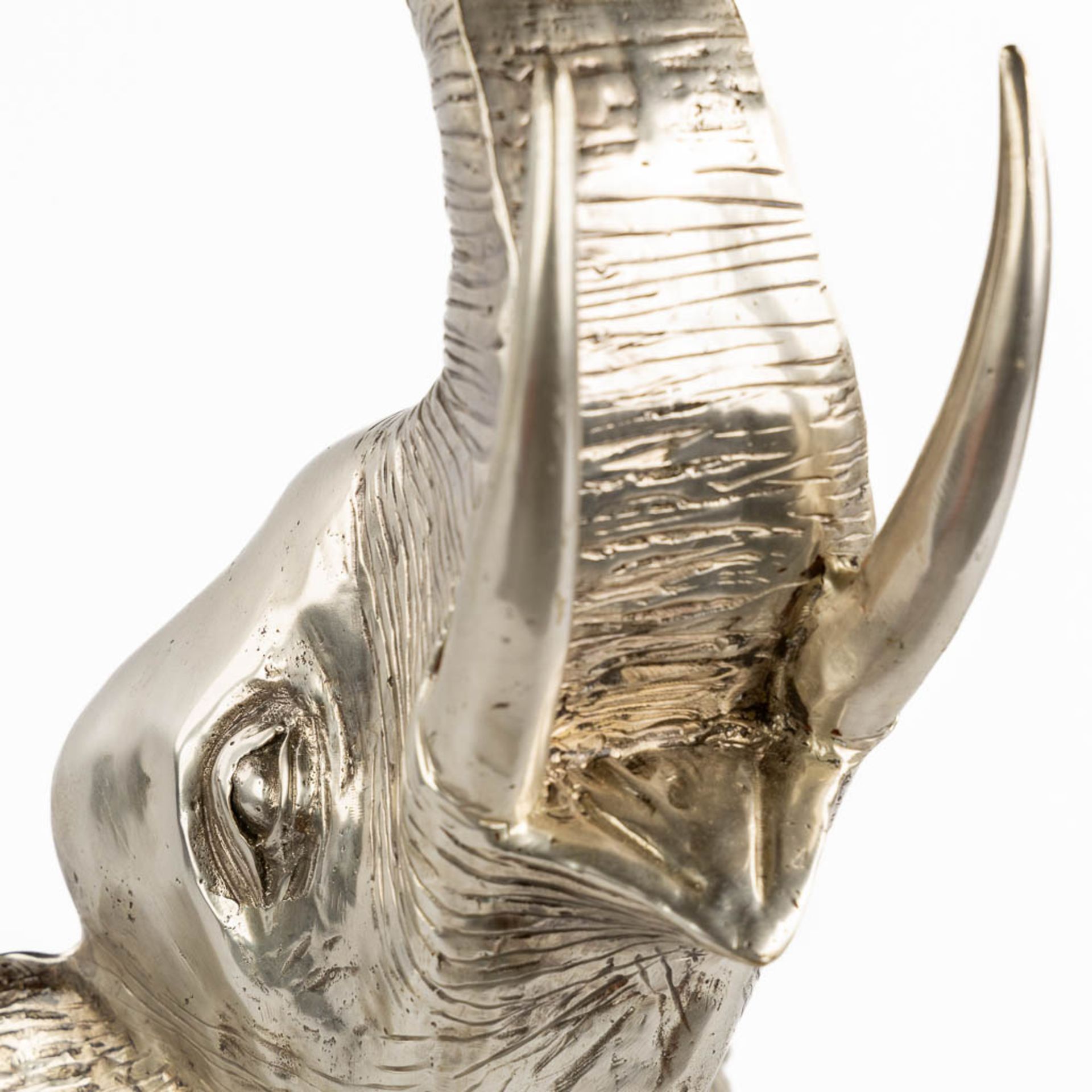 A large figurine of an elephant, silver-plated bronze. (L:28 x W:48 x H:64 cm) - Bild 9 aus 12