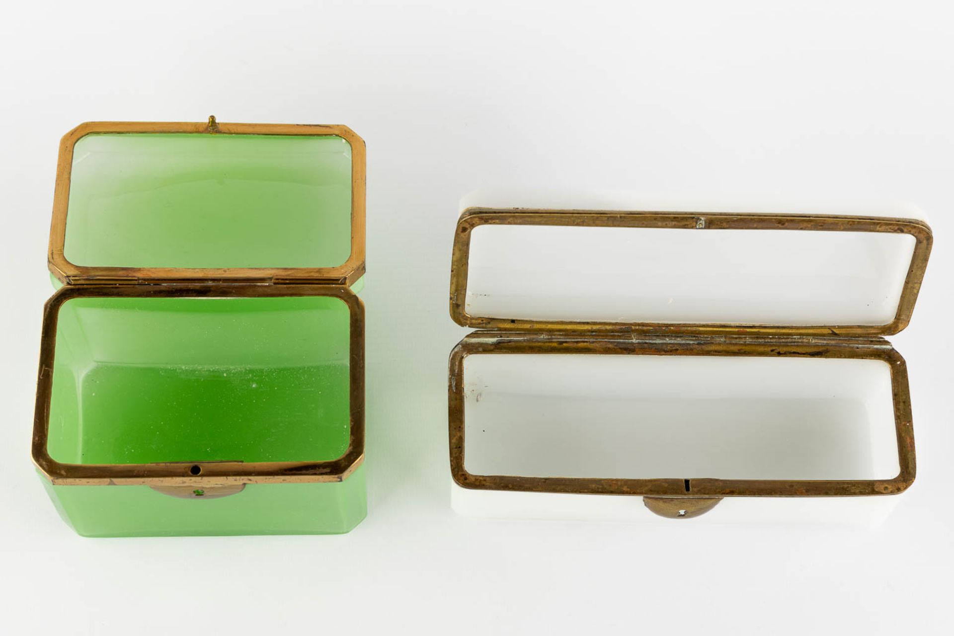 Two Opaline glass boxes with brass hardware. (L:9 x W:13,5 x H:10 cm) - Image 7 of 11