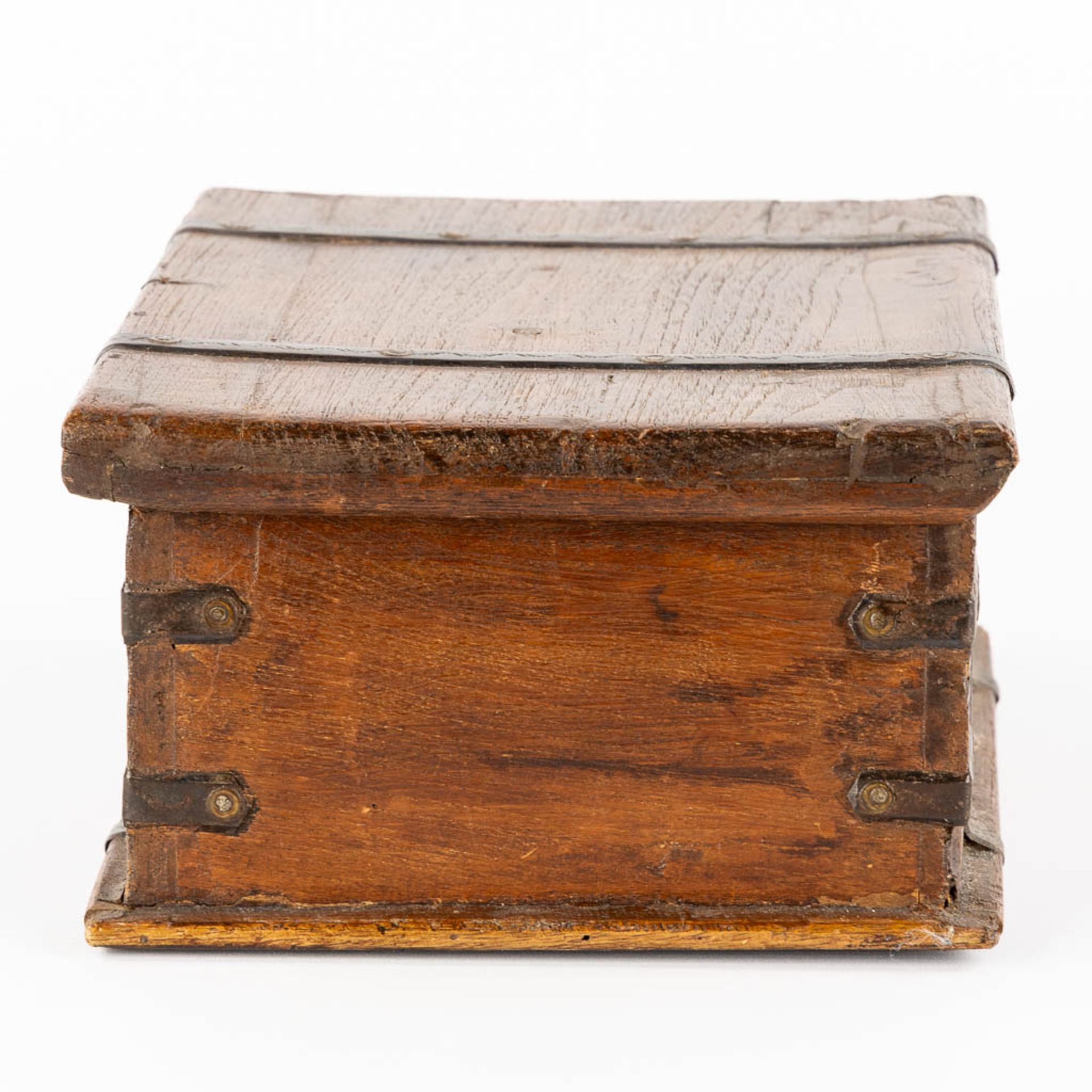 An antique money box or storage chest, oak and wrought iron, 19th C. (L:23 x W:31 x H:13 cm) - Image 4 of 13