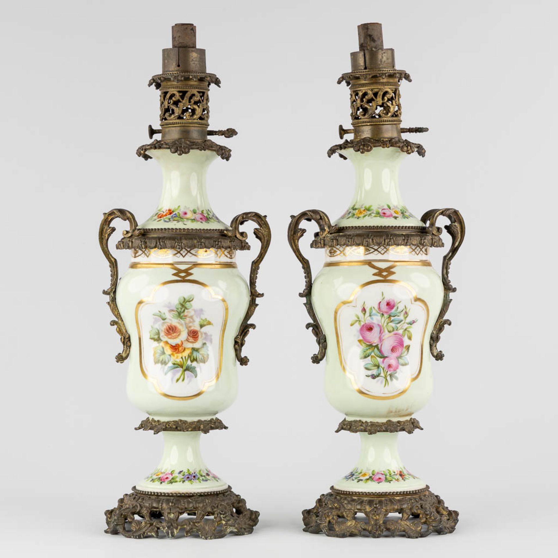 A pair of oil lamps with hand-painted decors, mounted with bronze. 19th C. (L:18 x W:20 x H:57 cm) - Bild 4 aus 18