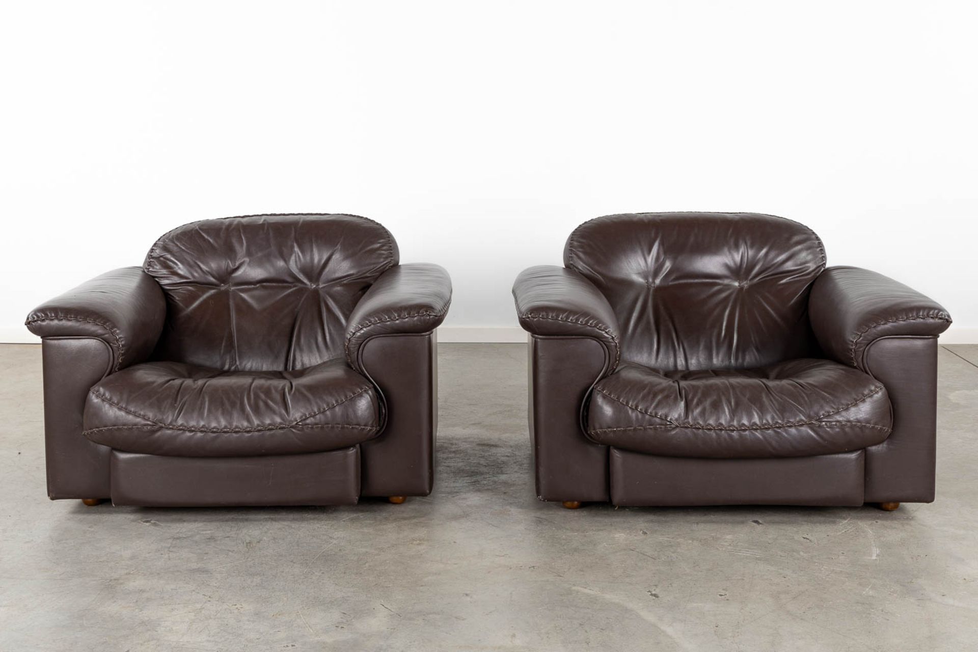 De Sede DS101, a pair of brown leather sofa's. (L:93 x W:108 x H:67 cm) - Bild 3 aus 9