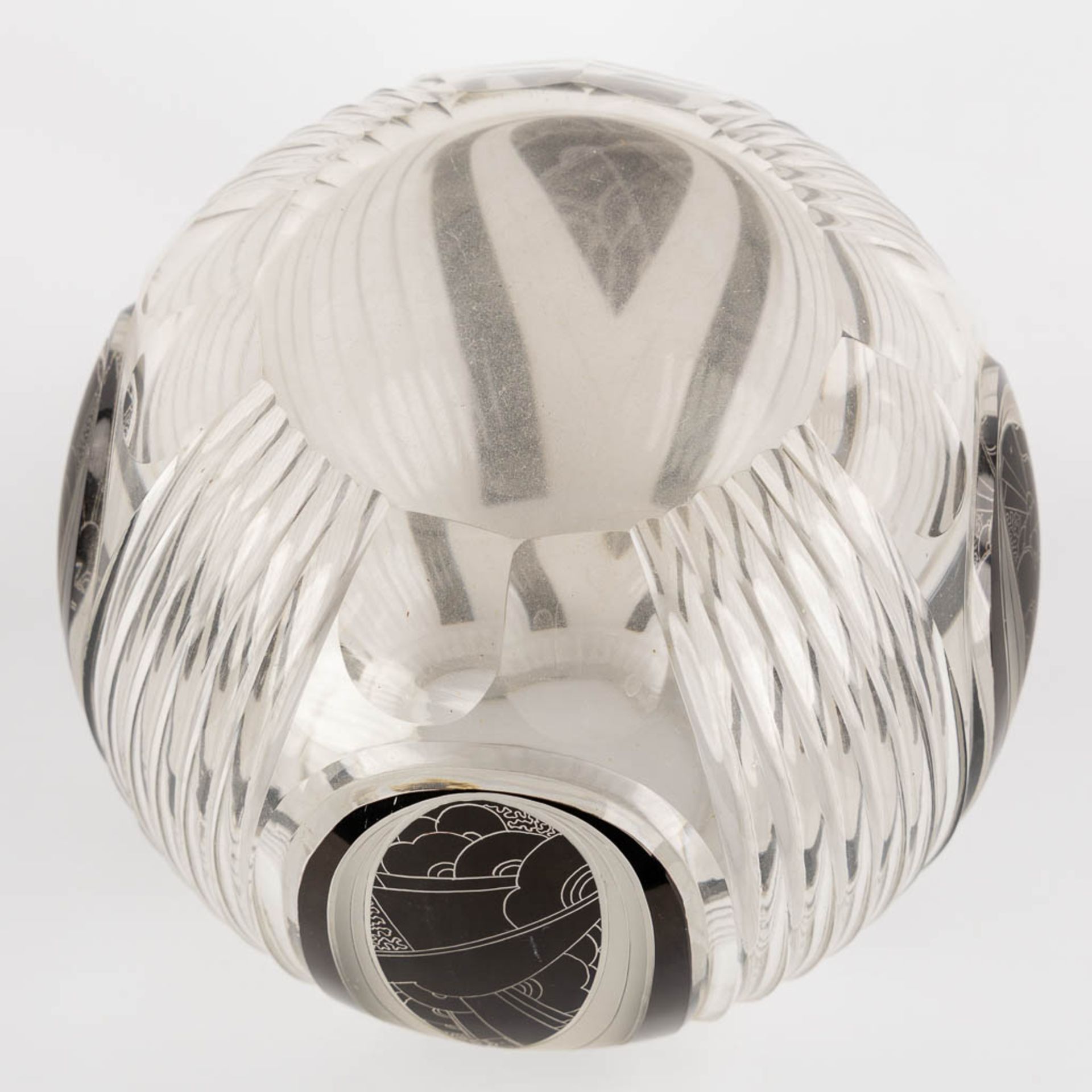 A round vase, glass in art deco style. (H:18 x D:18 cm) - Image 9 of 10