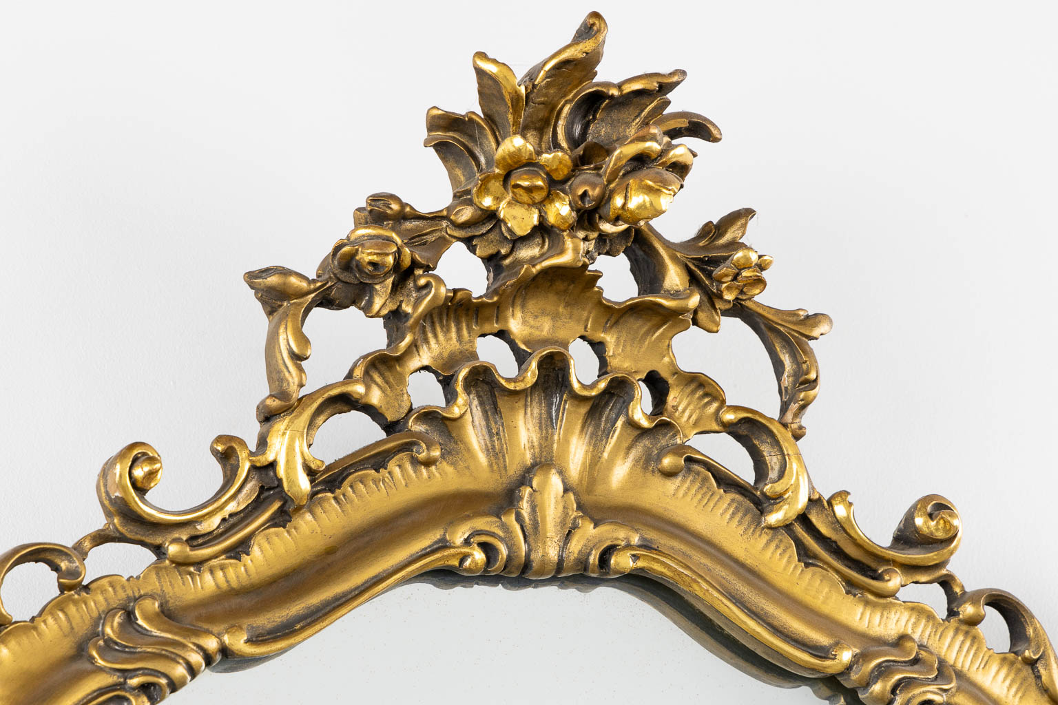 A mirror, sculptured wood in Louis XV style, Italy. (W:80 x H:128 cm) - Image 3 of 10