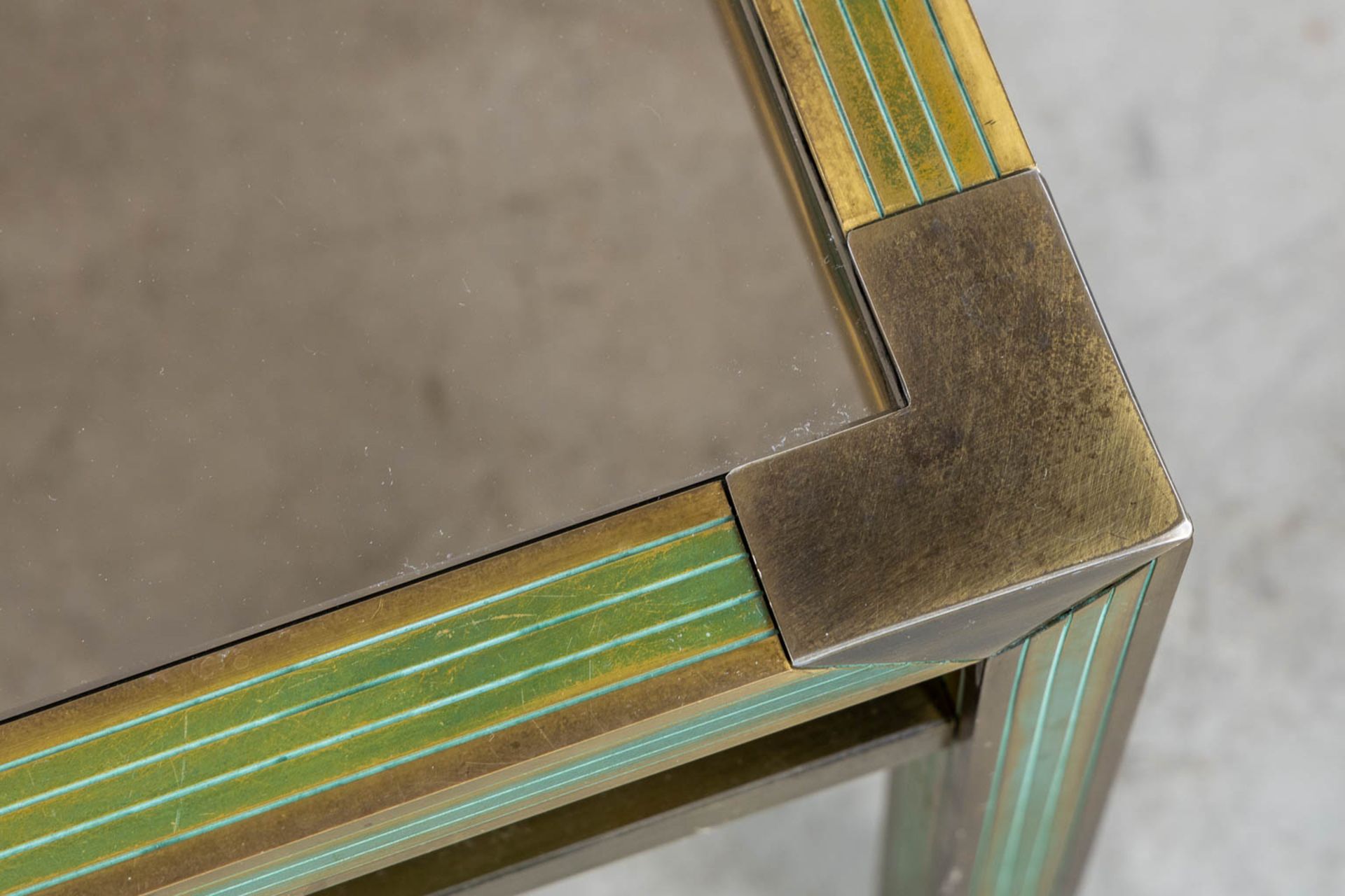 A mid-century coffee table, brass and glass in the style of Belgo Chrome. (L:88 x W:128 x H:43 cm) - Bild 8 aus 9