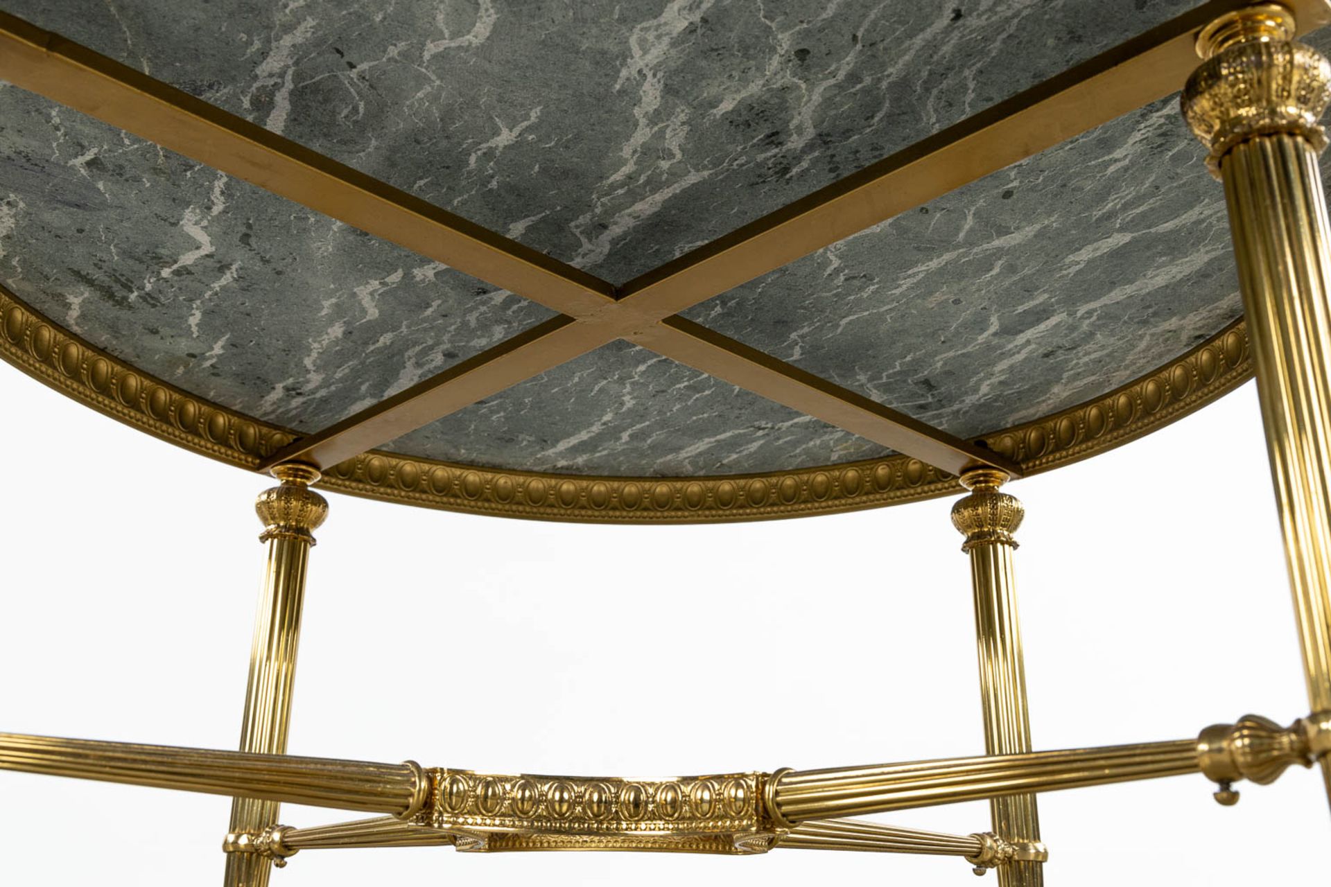 A brass coffee table with a green marble top. (H:46 x D:80 cm) - Bild 11 aus 12