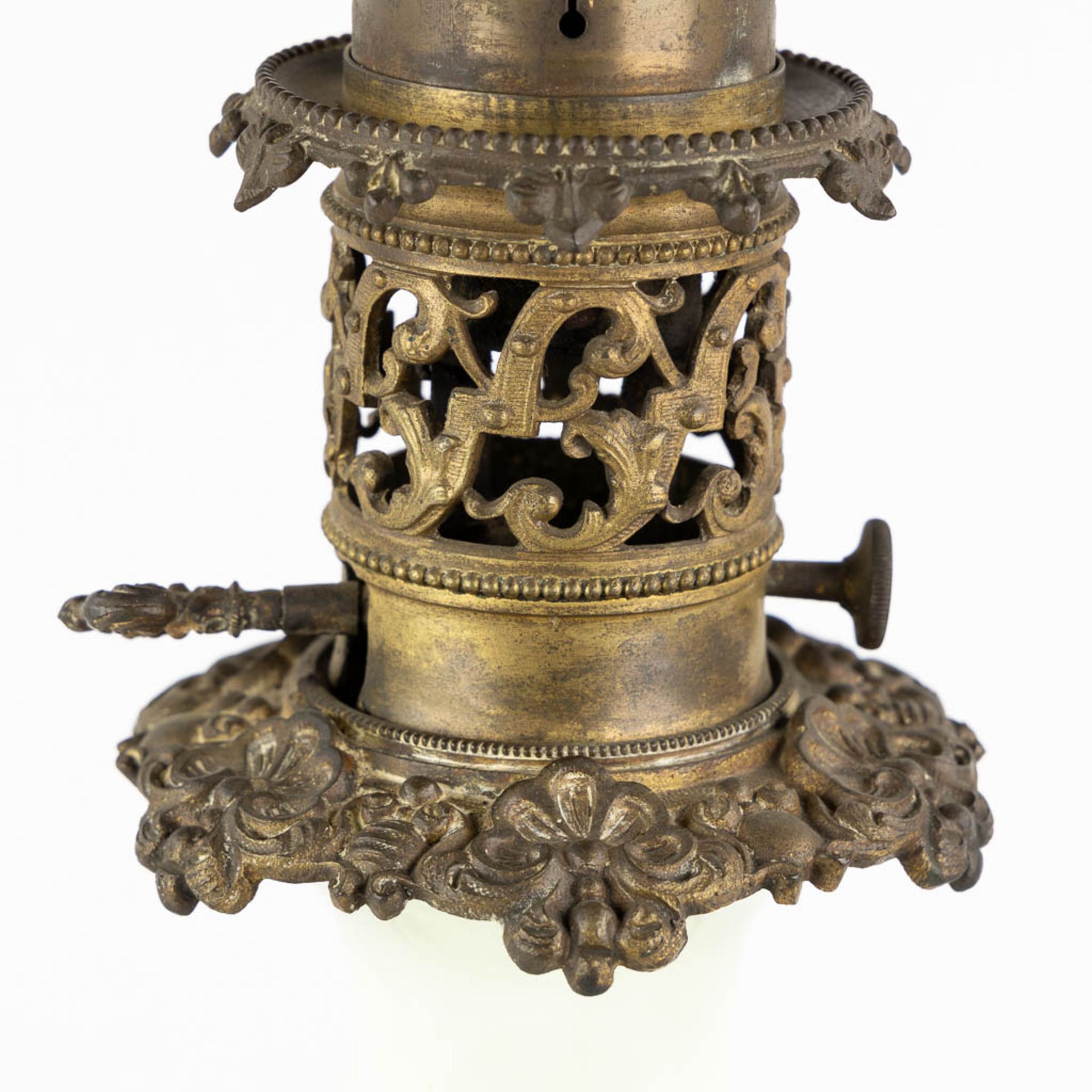 A pair of oil lamps with hand-painted decors, mounted with bronze. 19th C. (L:18 x W:20 x H:57 cm) - Bild 17 aus 18