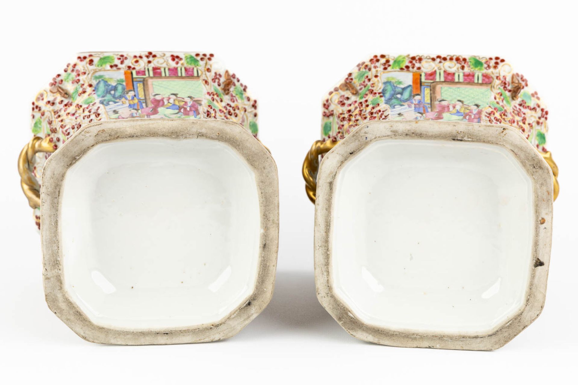 A pair of Chinese Canton Pic-Fleurs with a moulded decor and scnes with ladies, 19th C. (L:19 x W:2 - Image 9 of 19