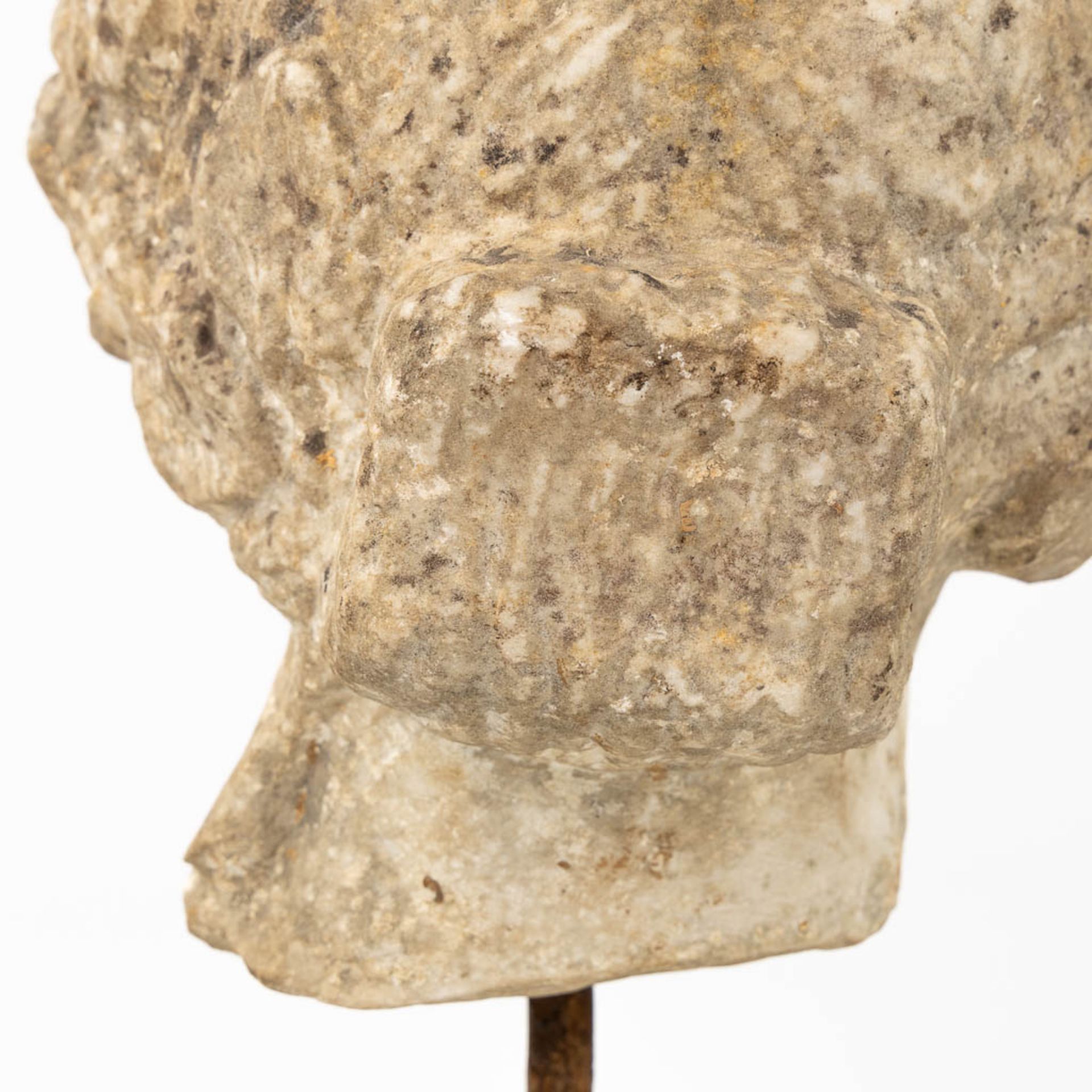 An antique sculptured head of a lady, mounted on a base. Probably of Roman origin. (L:25 x W:24 x H: - Bild 9 aus 10