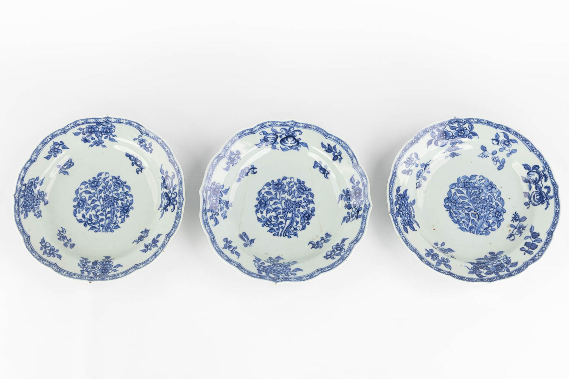 7 Chinese and Japanese blue-white, Famille Rose, Imari plates. 18th/19th/20th C. (D:23 cm) - Image 7 of 16
