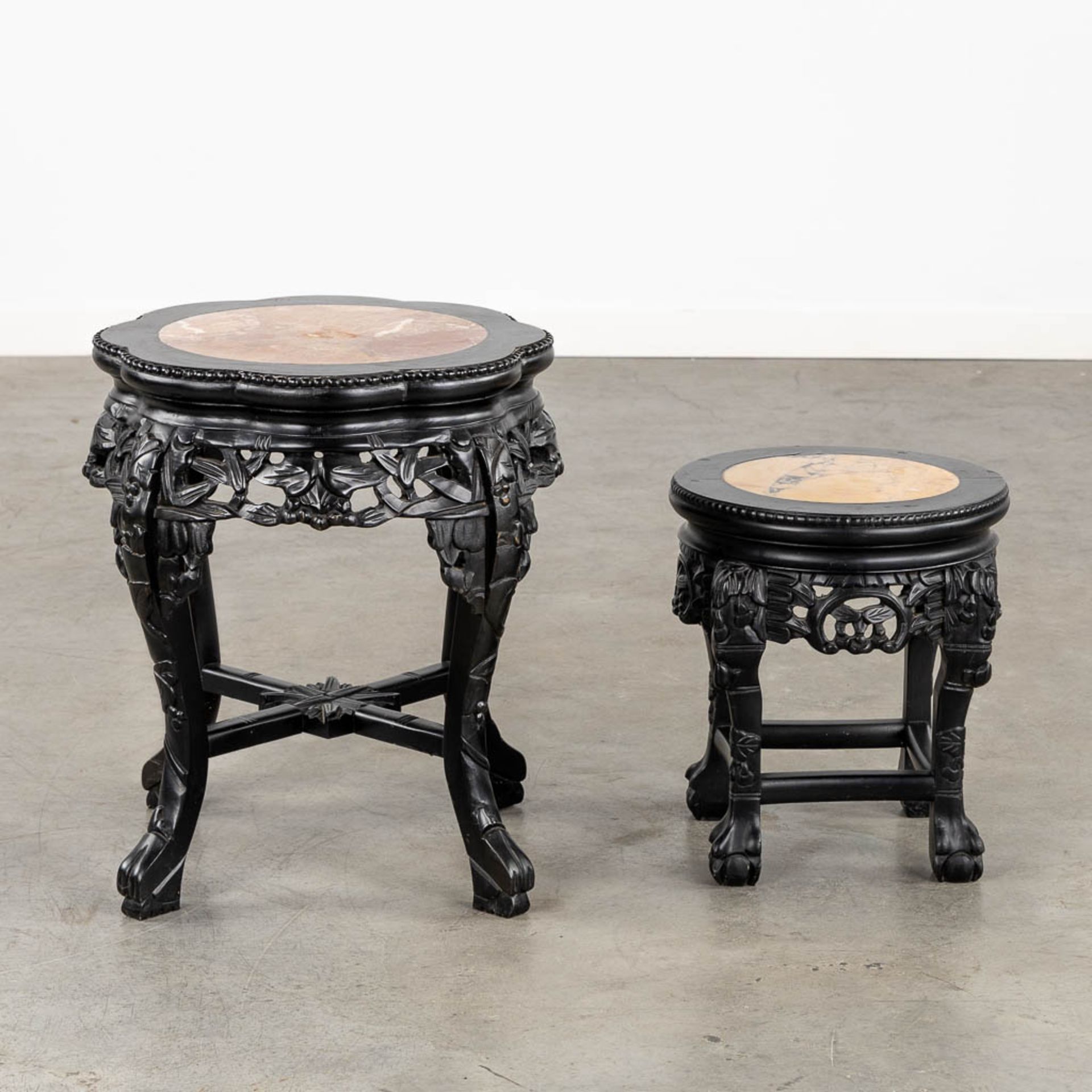 Two Chinese hardwood side tables with a marble top. (H:48 x D:45 cm) - Bild 6 aus 14
