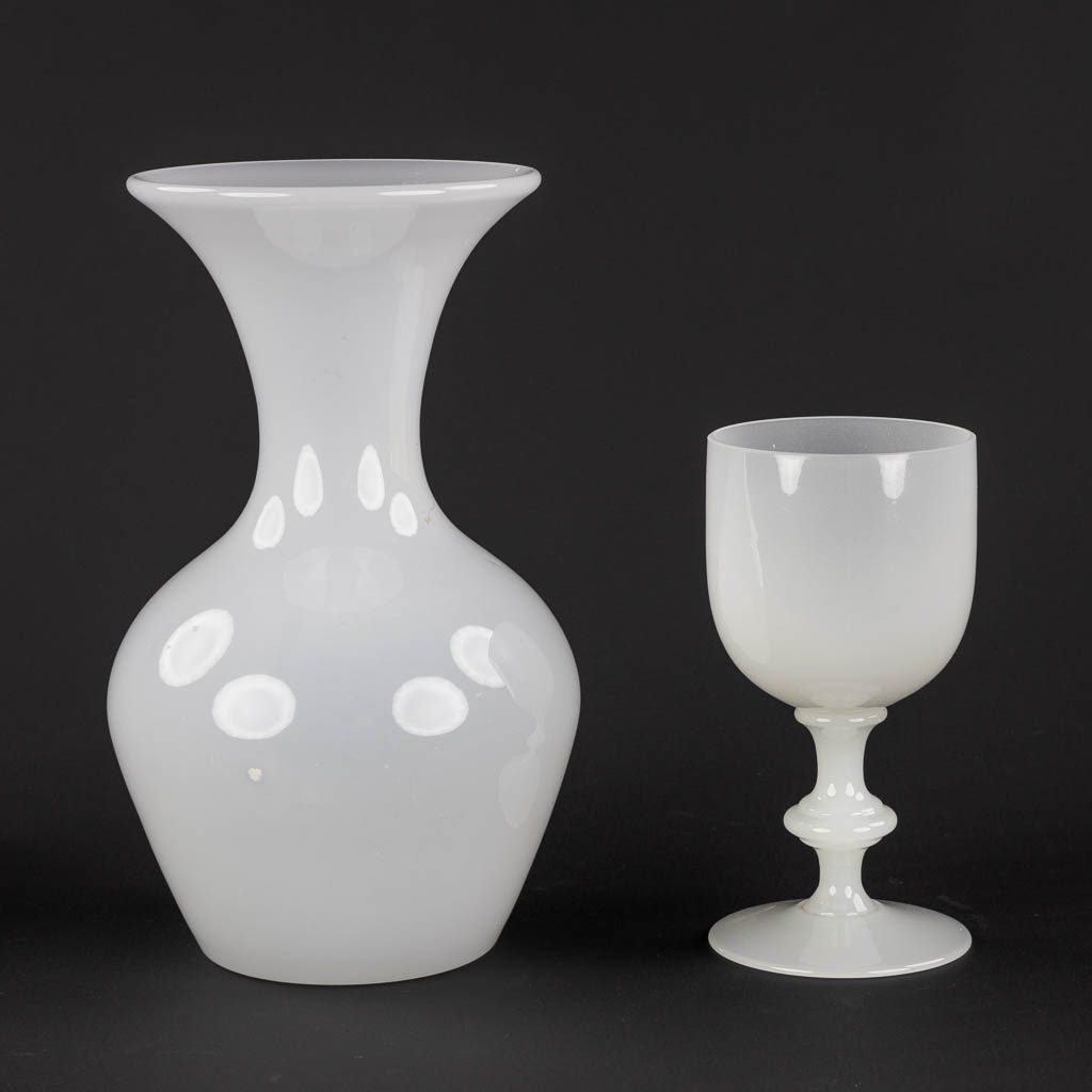 A vase and a chalice, white opaline glass. (H:25 x D:14 cm) - Image 5 of 8