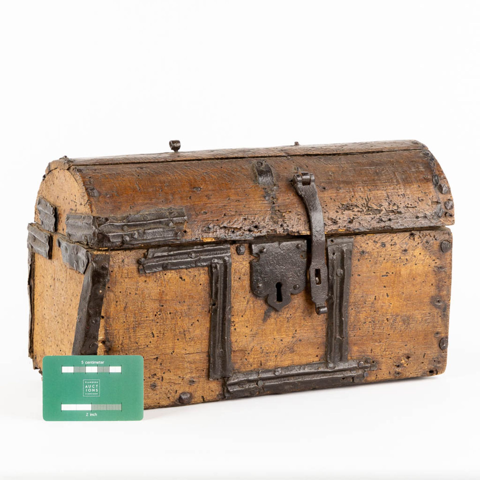 An antique money box or storage chest, wood and wrought iron, 16th/17th C. (L:20 x W:36 x H:22 cm) - Image 2 of 14